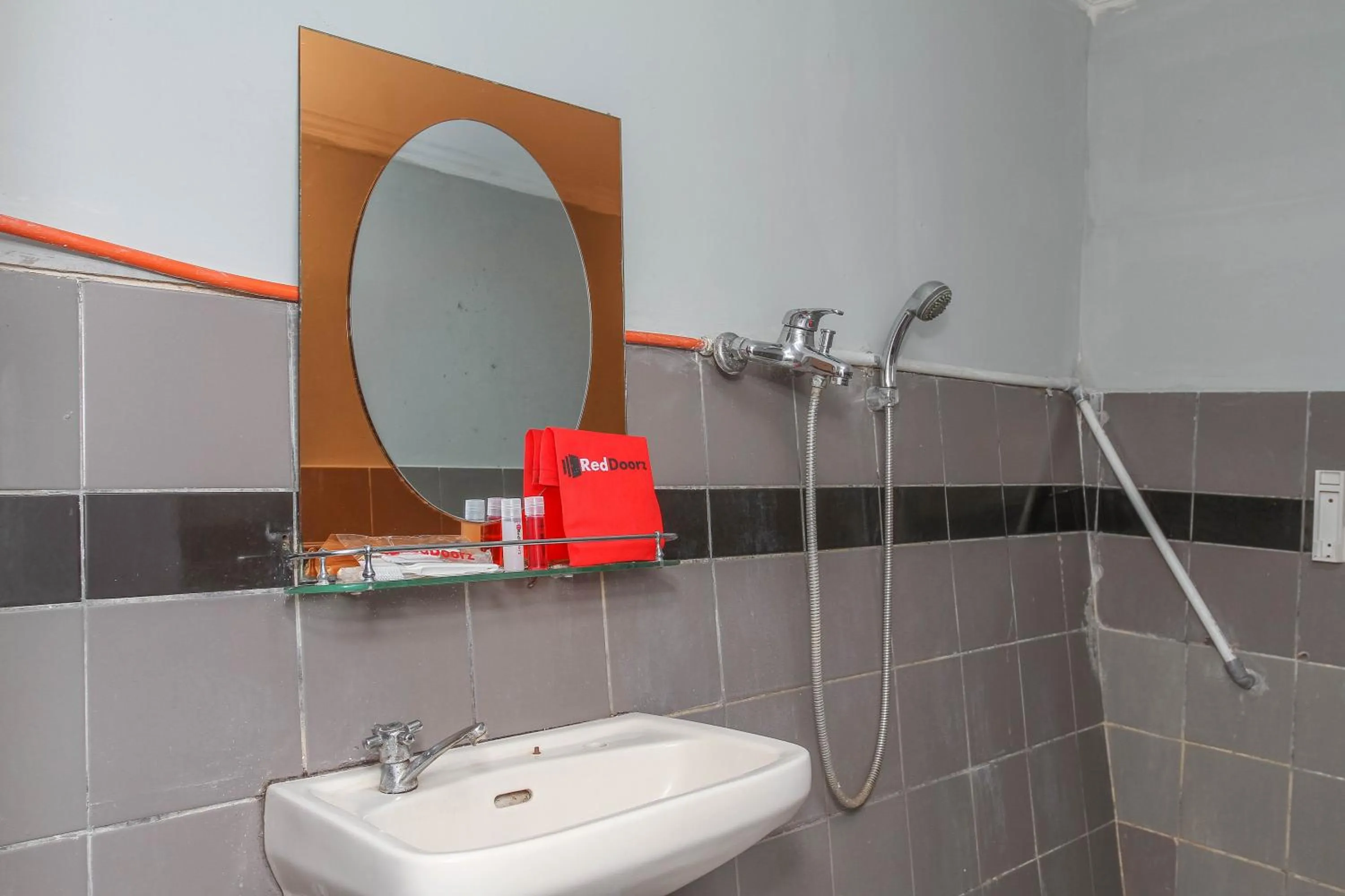 Shower in RedDoorz Plus @ Otista Garut