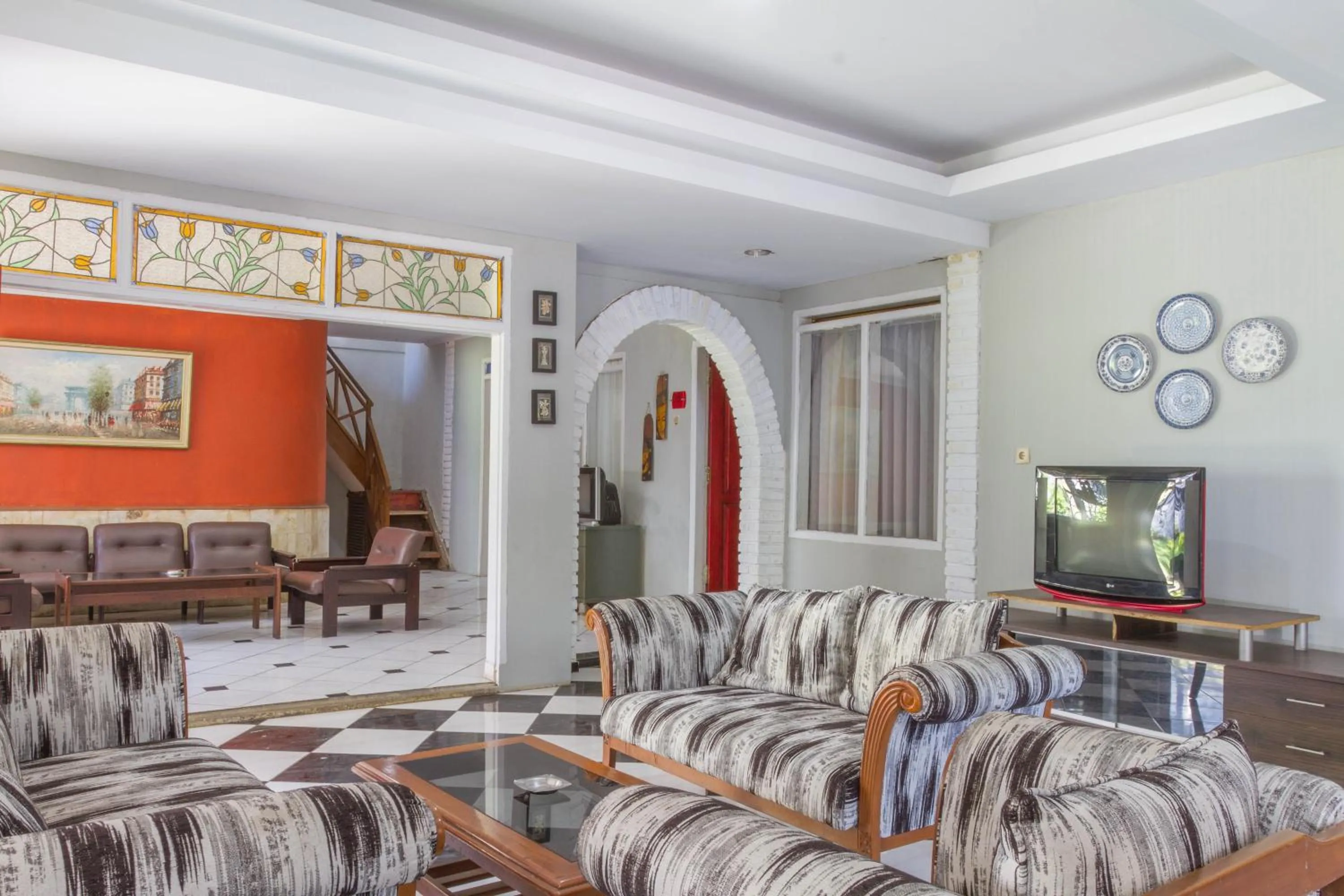 Communal lounge/ TV room in RedDoorz Plus @ Otista Garut