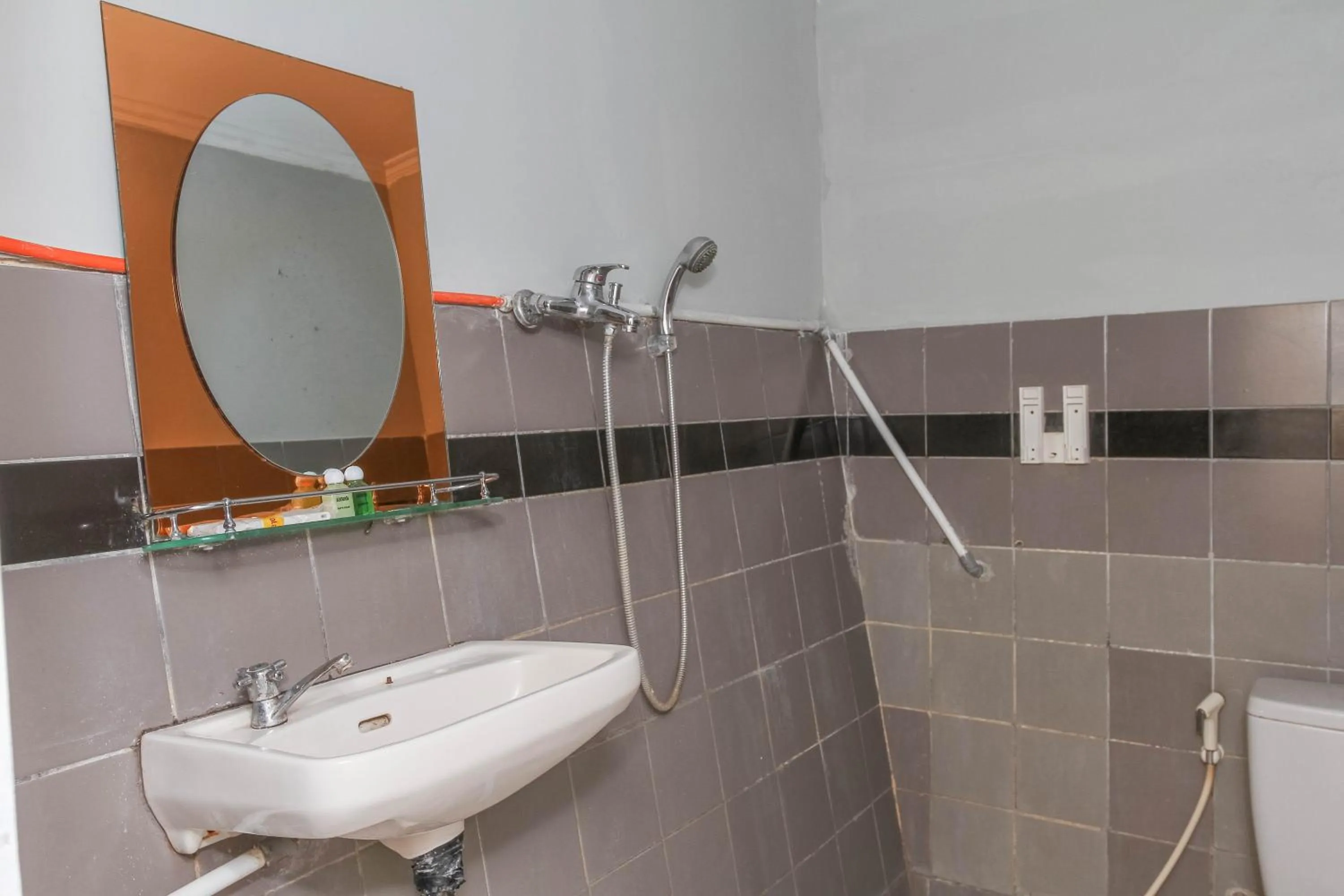 Shower in RedDoorz Plus @ Otista Garut