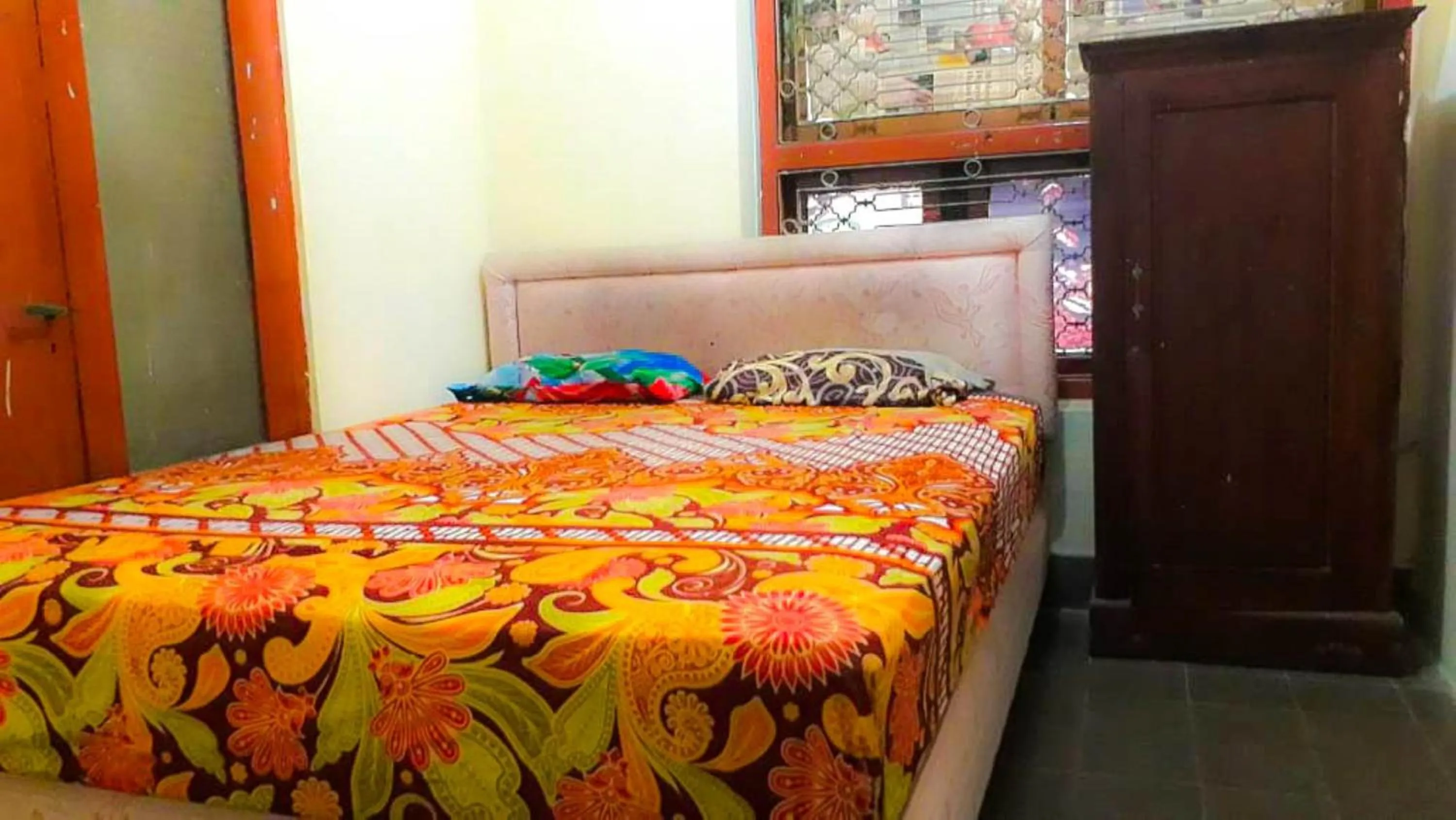 Bedroom, Bed in Losmen 2000 Tiga