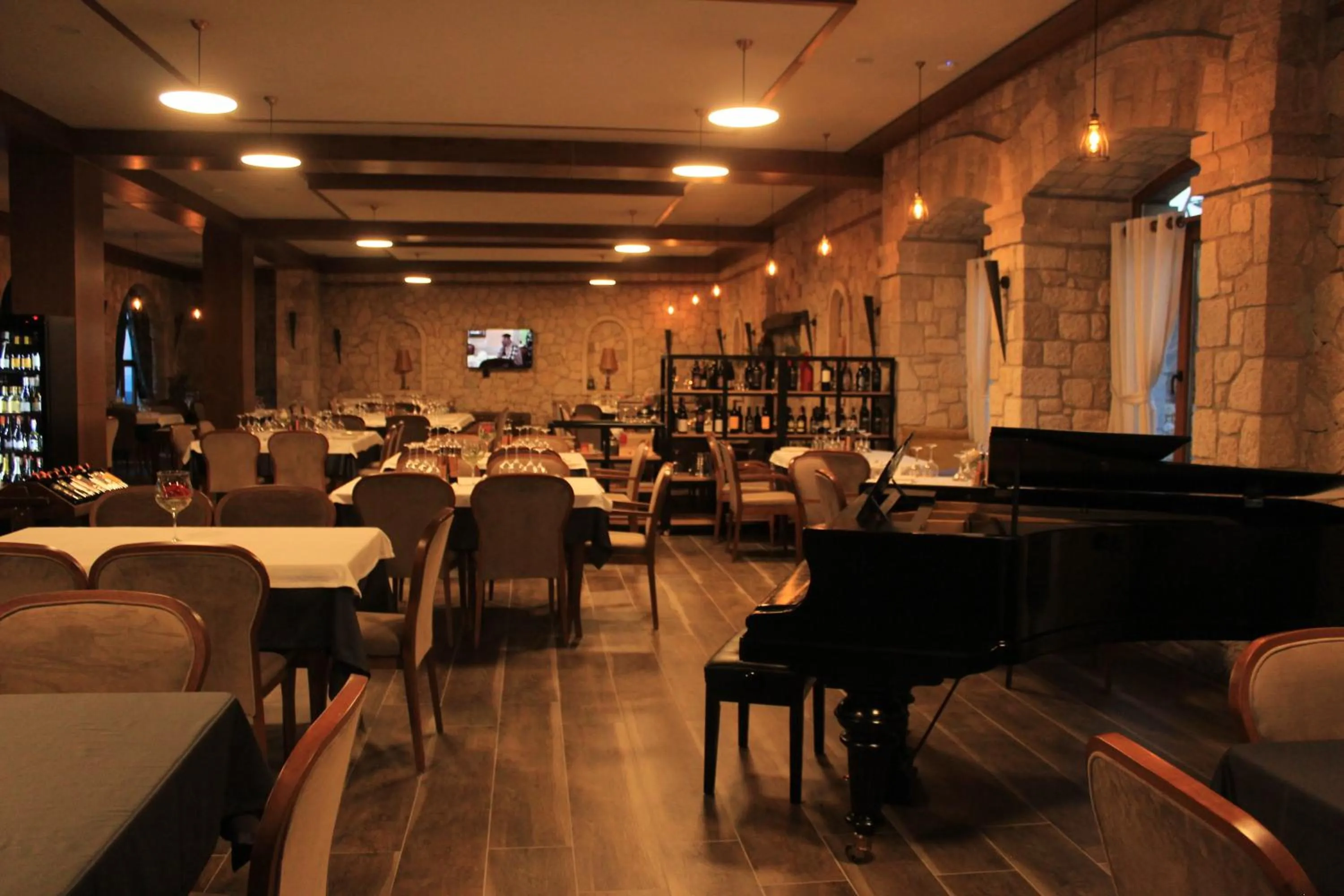 Restaurant/places to eat in Chateau Fasel