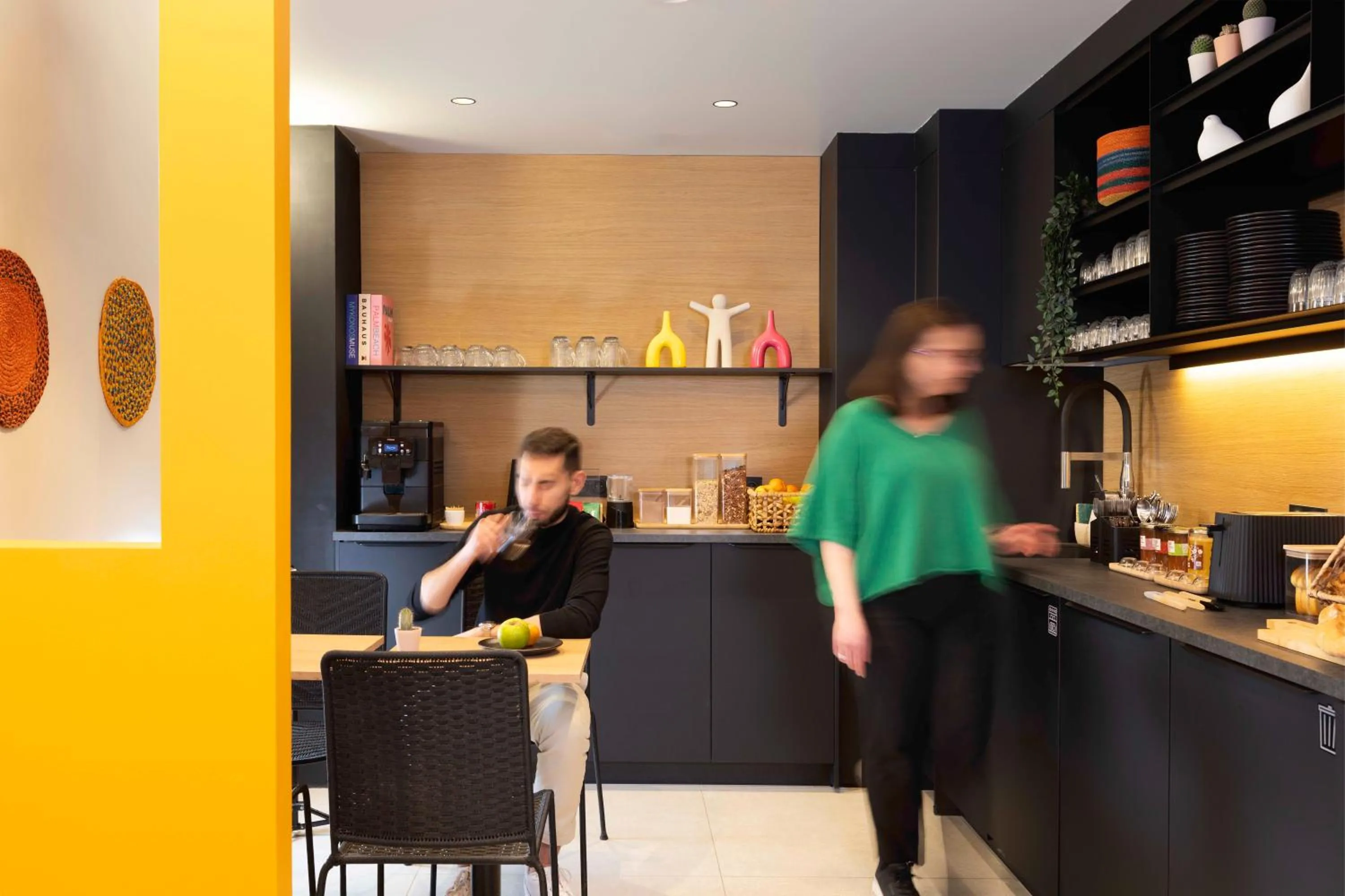 Coffee/tea facilities in Korner Louvre
