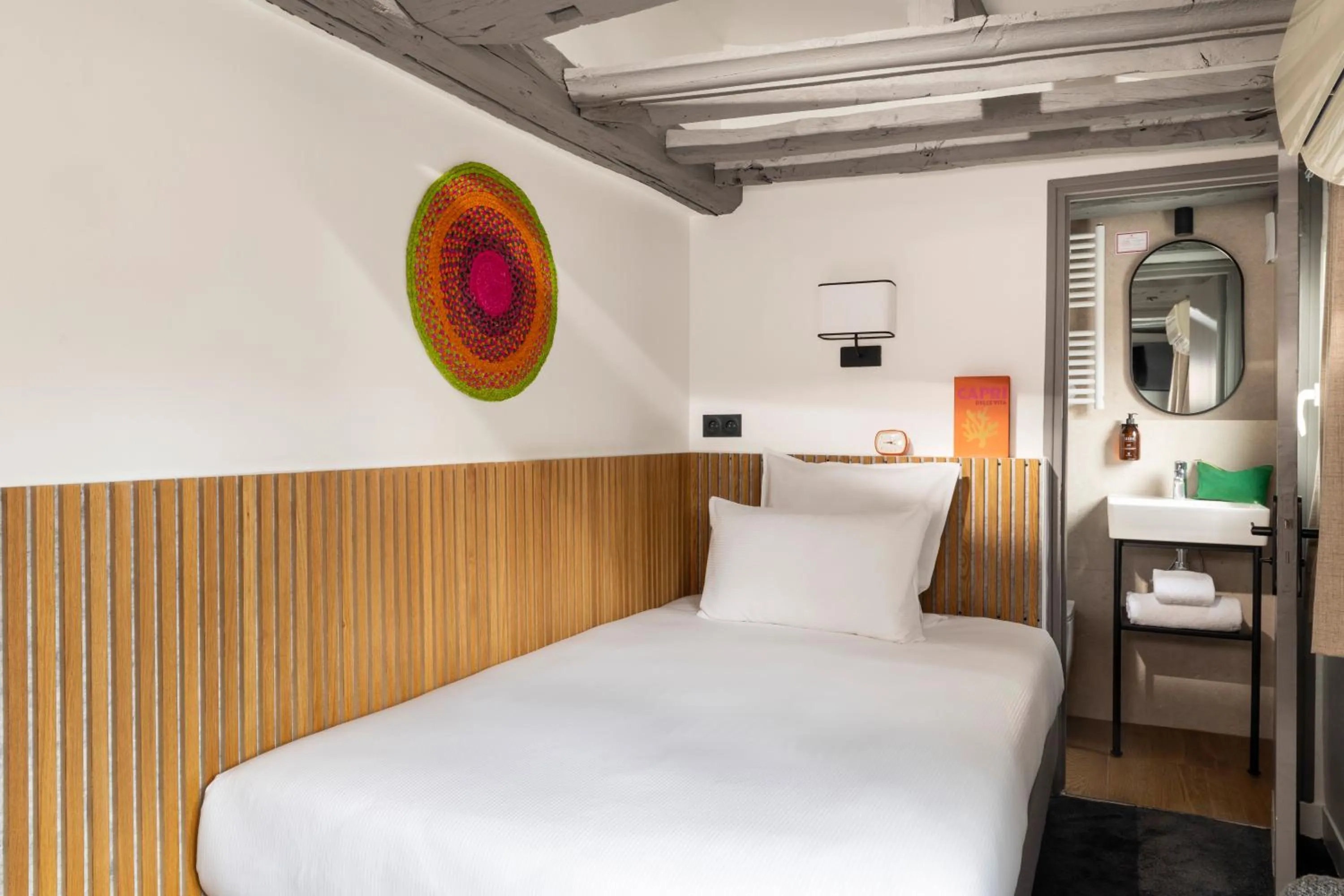 Bedroom, Bed in Korner Louvre