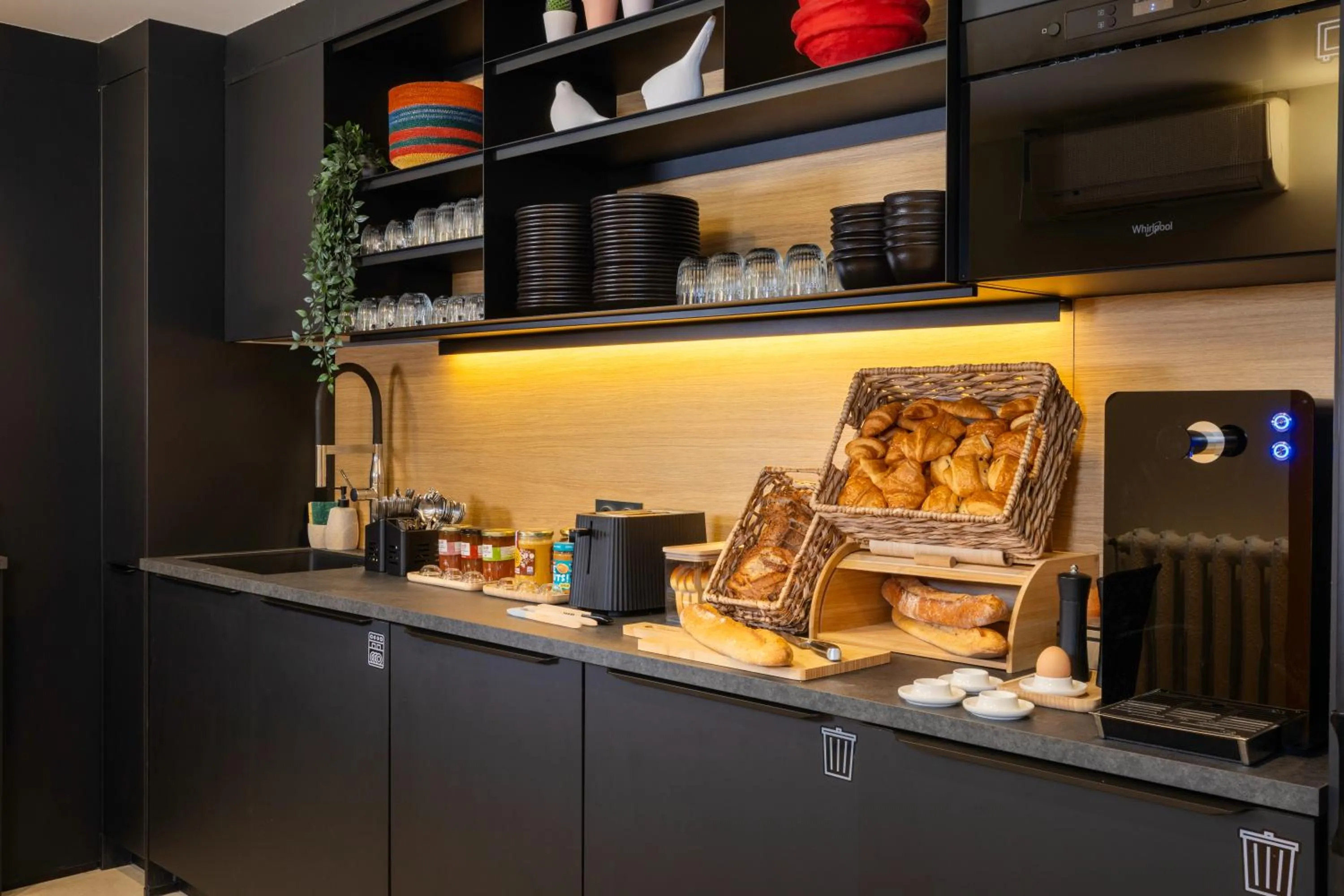 Breakfast in Korner Louvre