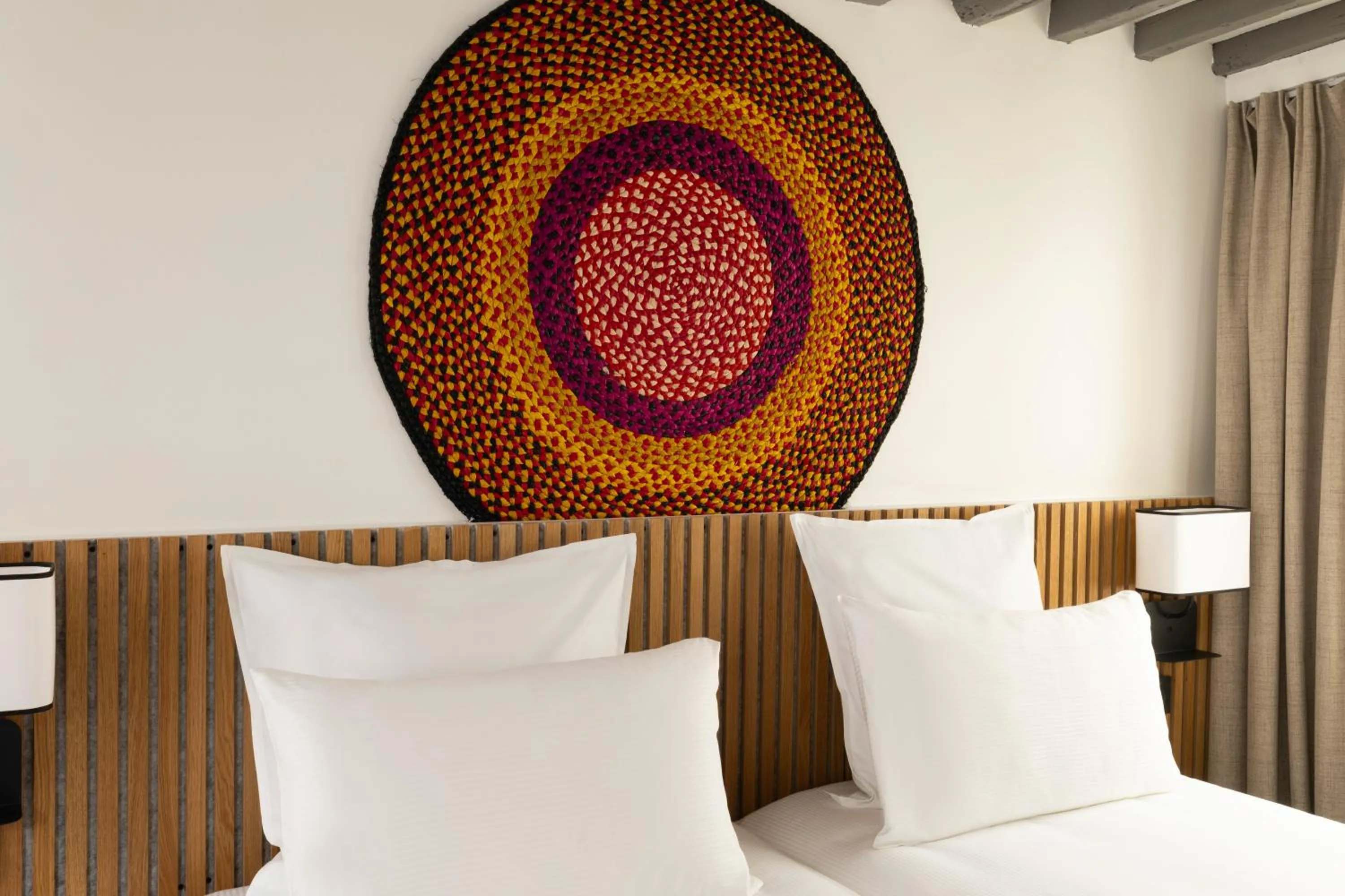 Bed in Korner Louvre