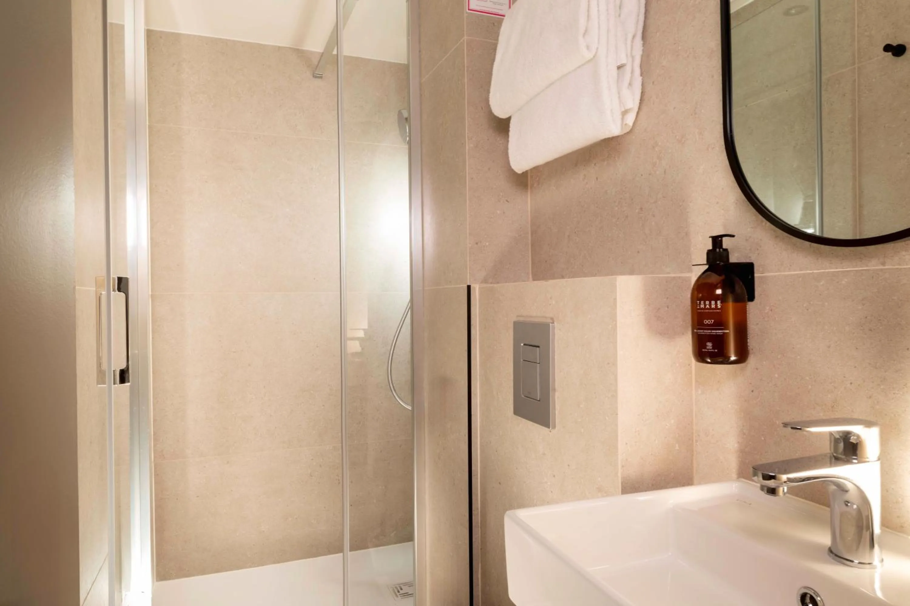 Shower in Korner Louvre