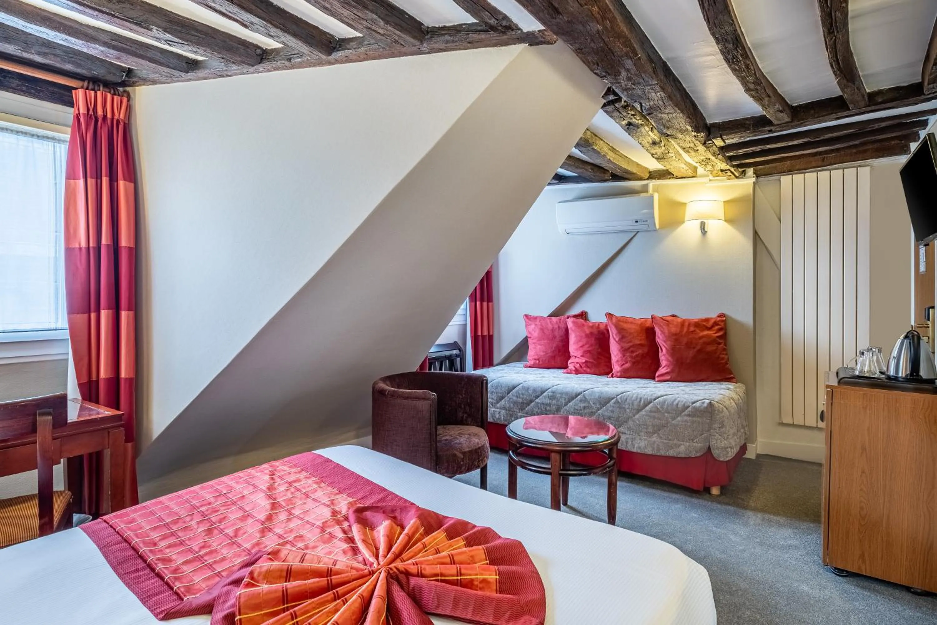 Deluxe Triple Room in Louvre Marsollier Opera