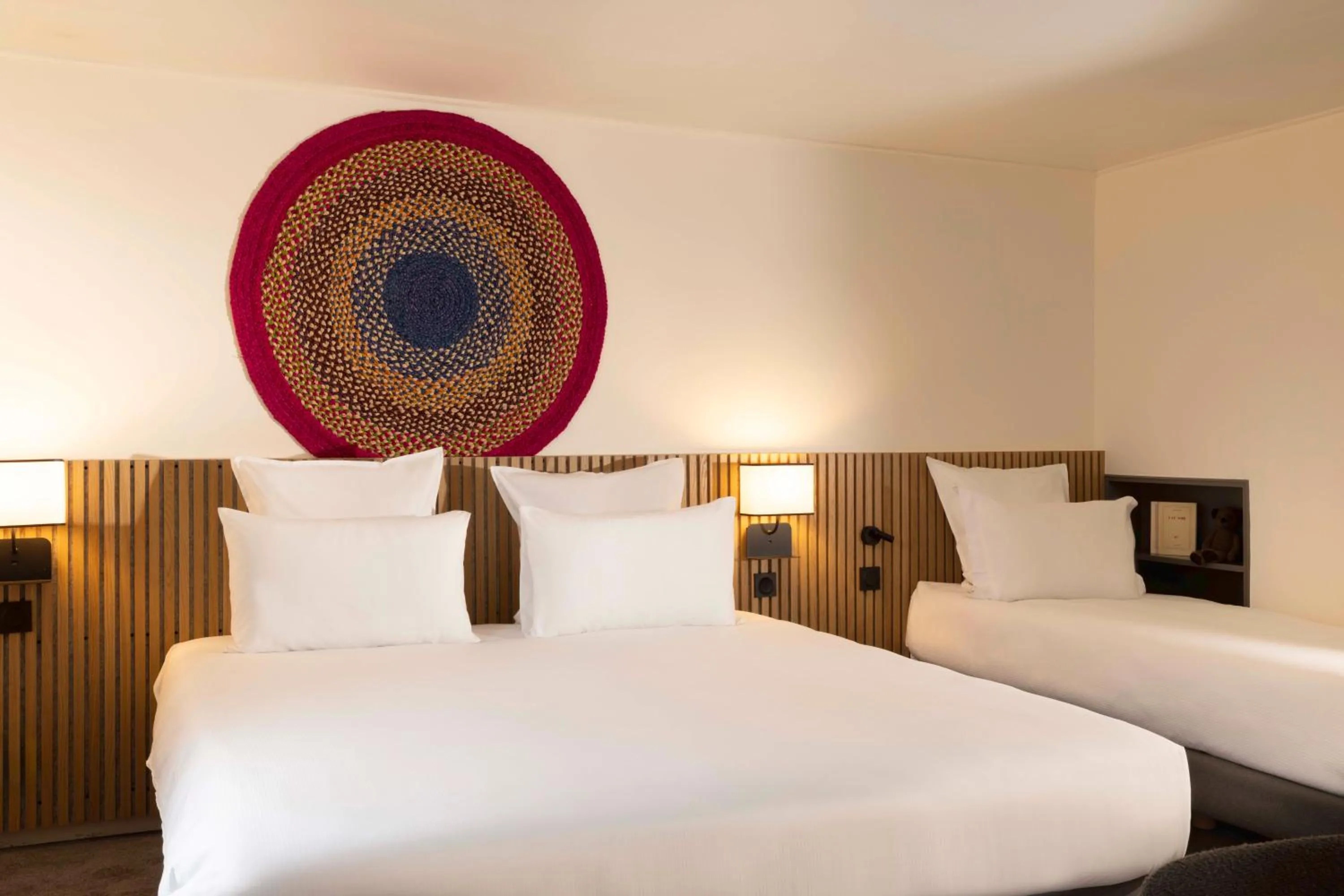 Photo of the whole room, Bed in Korner Louvre