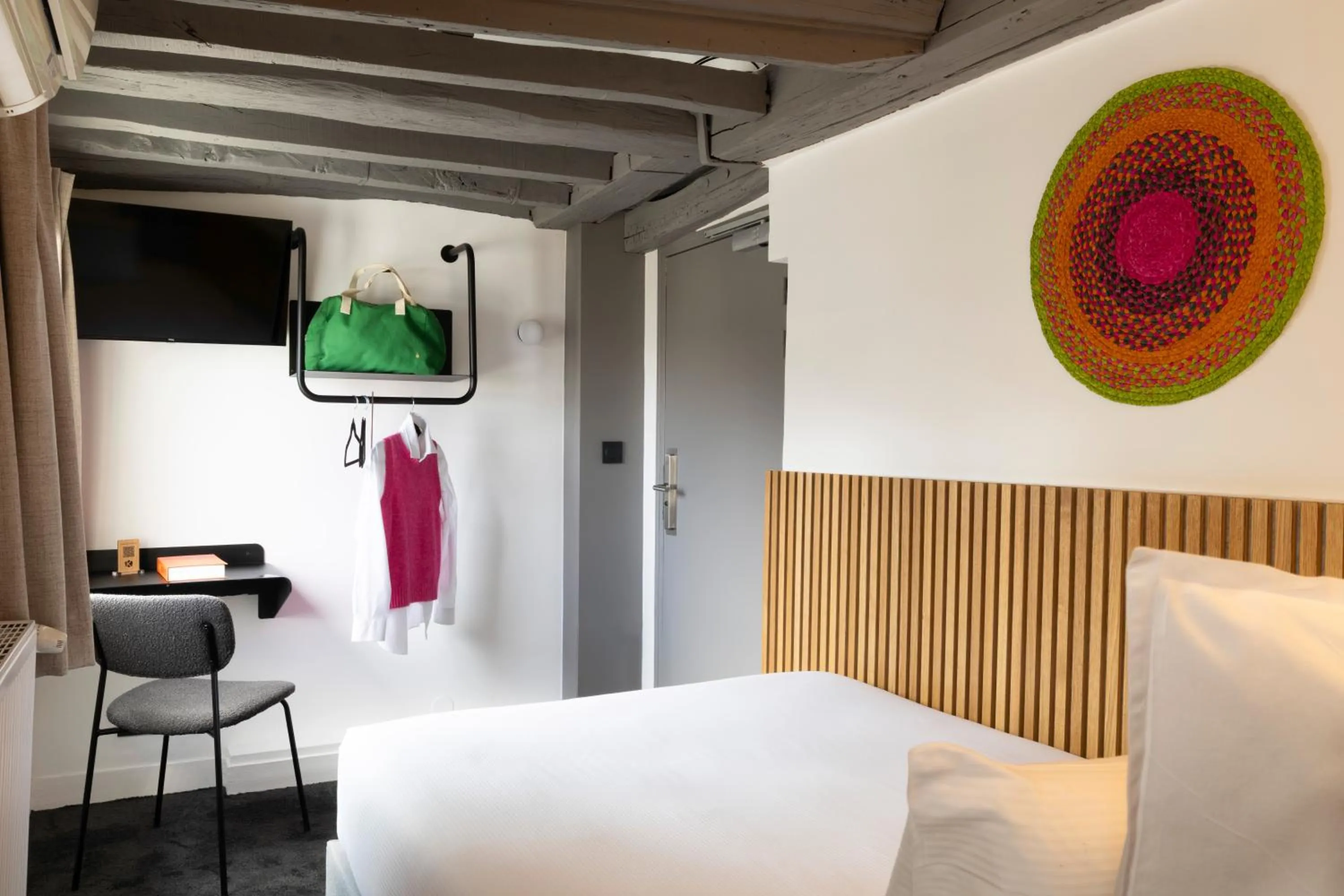 Photo of the whole room, Bed in Korner Louvre