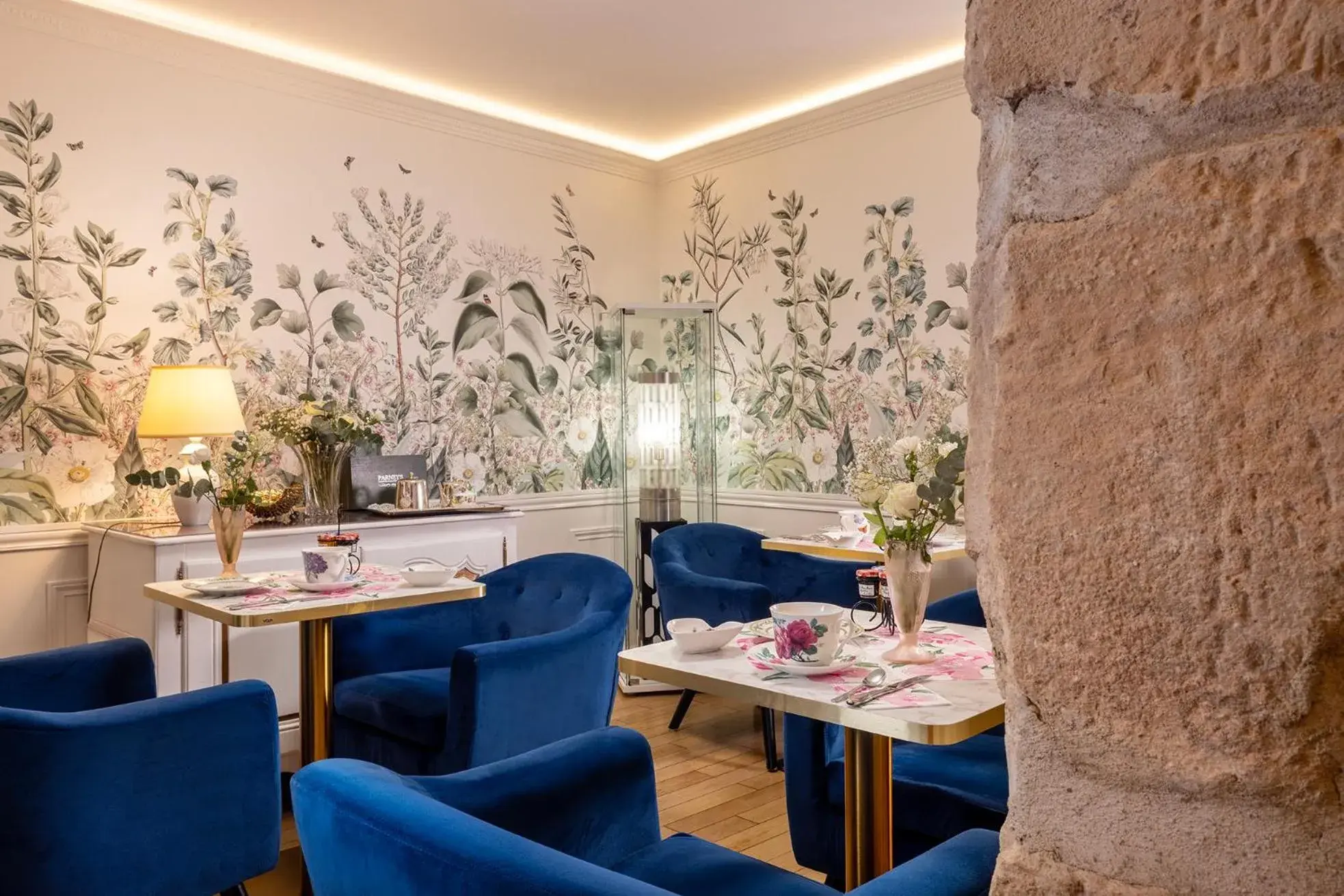 Breakfast in Relais Hôtel du Vieux Paris Breakfast in Relais Hôtel du Vieux Paris