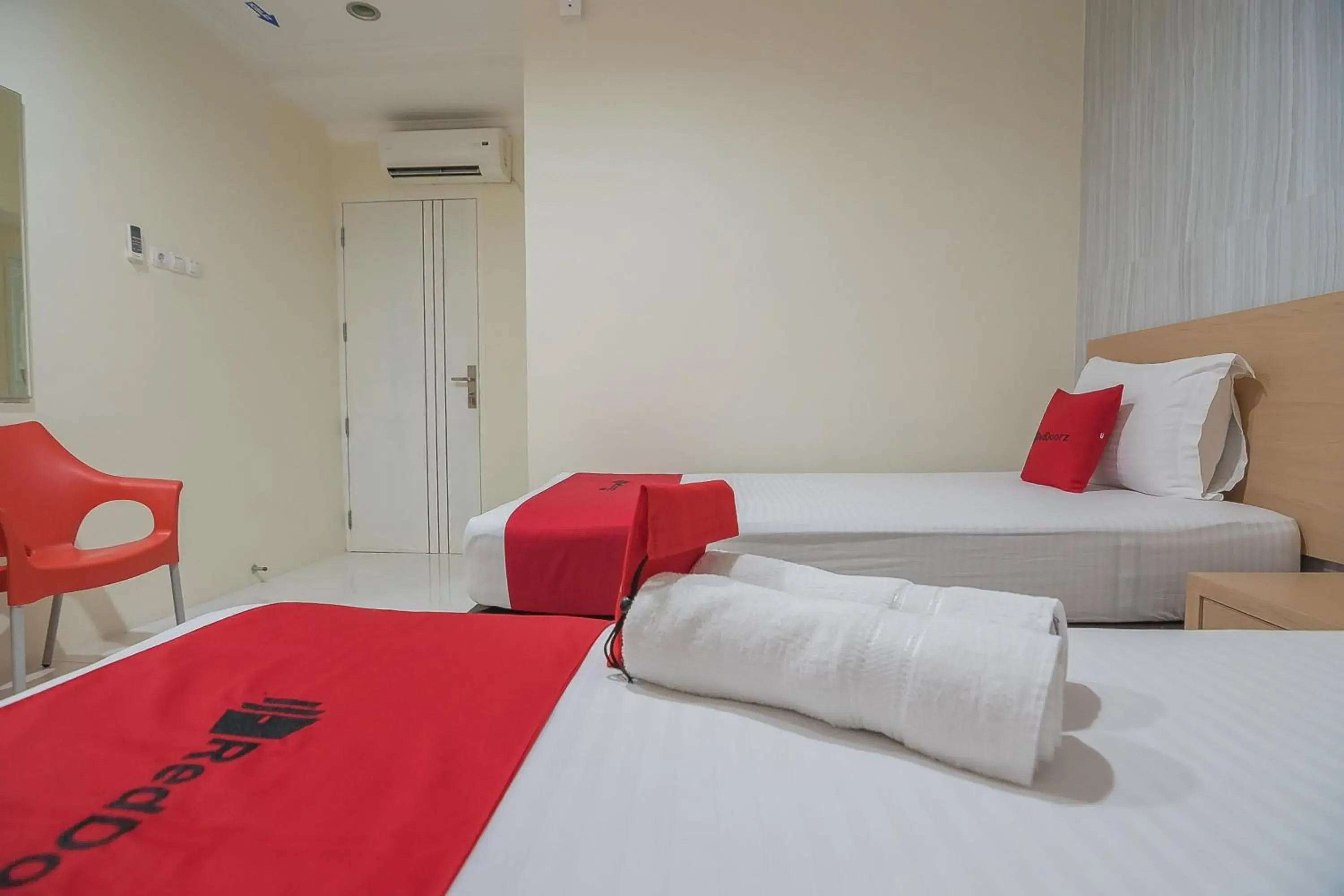 Standard Twin Room in RedDoorz near MT Haryono Semarang Standard Twin Room in RedDoorz near MT Haryono Semarang