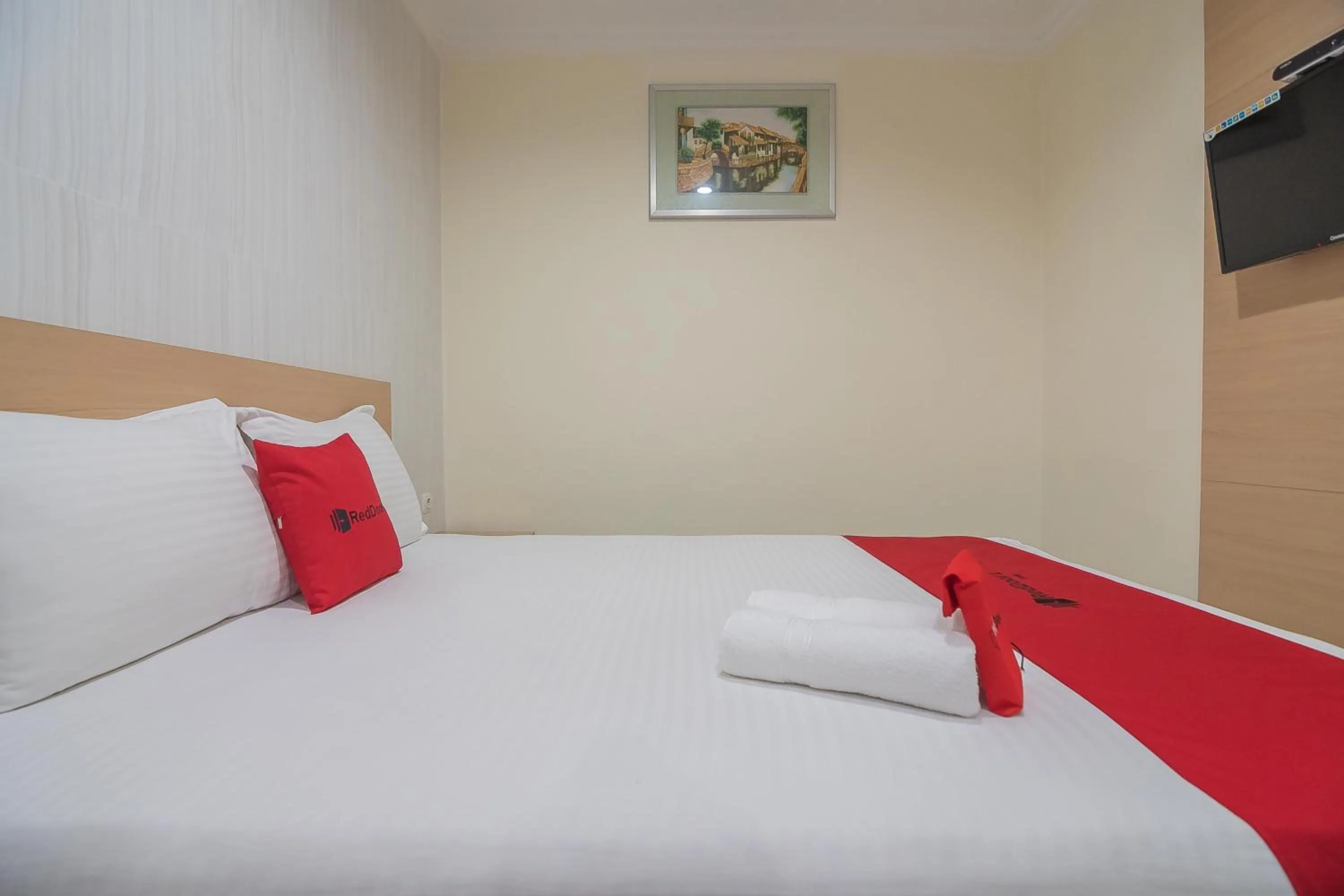 Bedroom, Bed in RedDoorz near MT Haryono Semarang