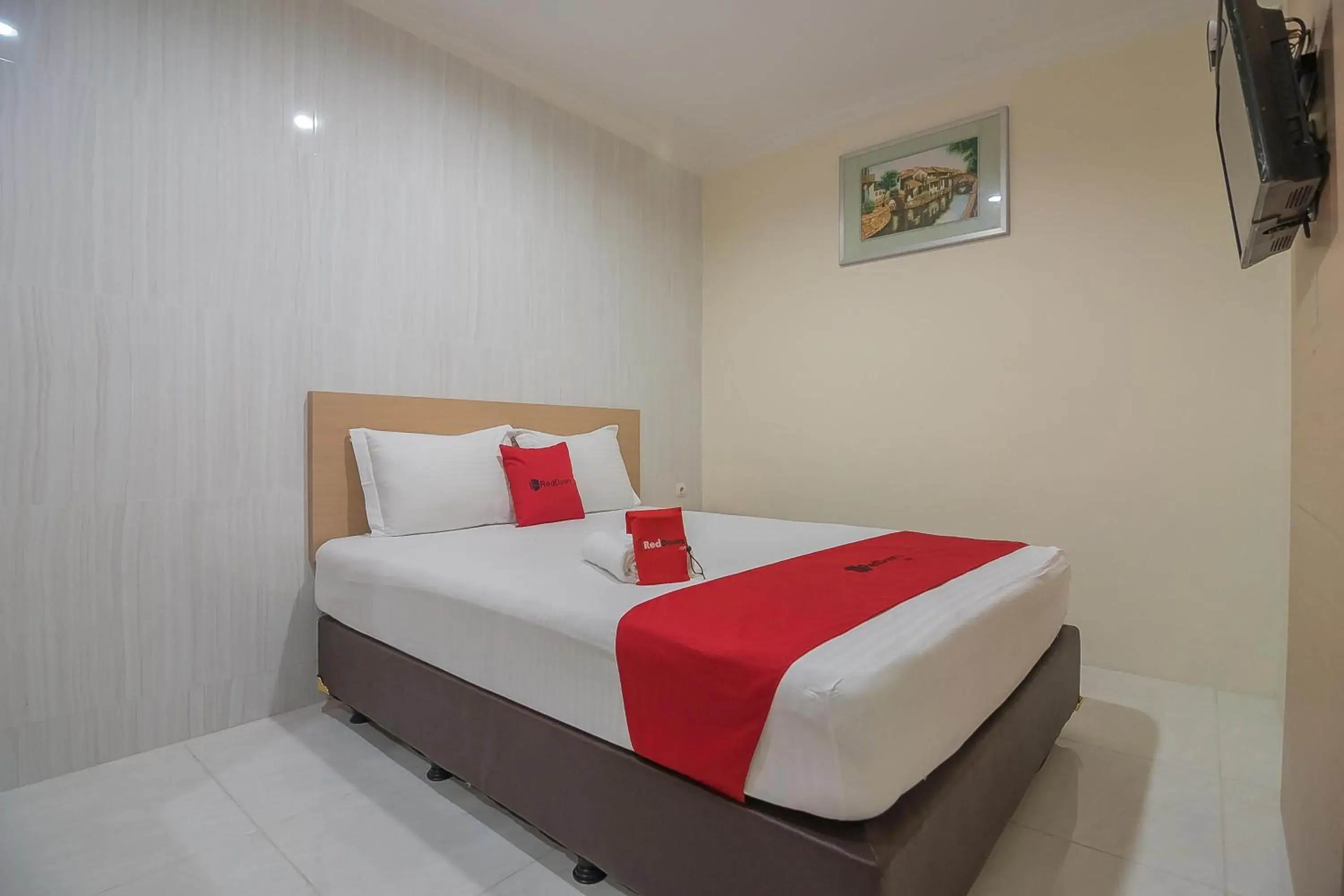 Bedroom, Bed in RedDoorz near MT Haryono Semarang Bedroom, Bed in RedDoorz near MT Haryono Semarang