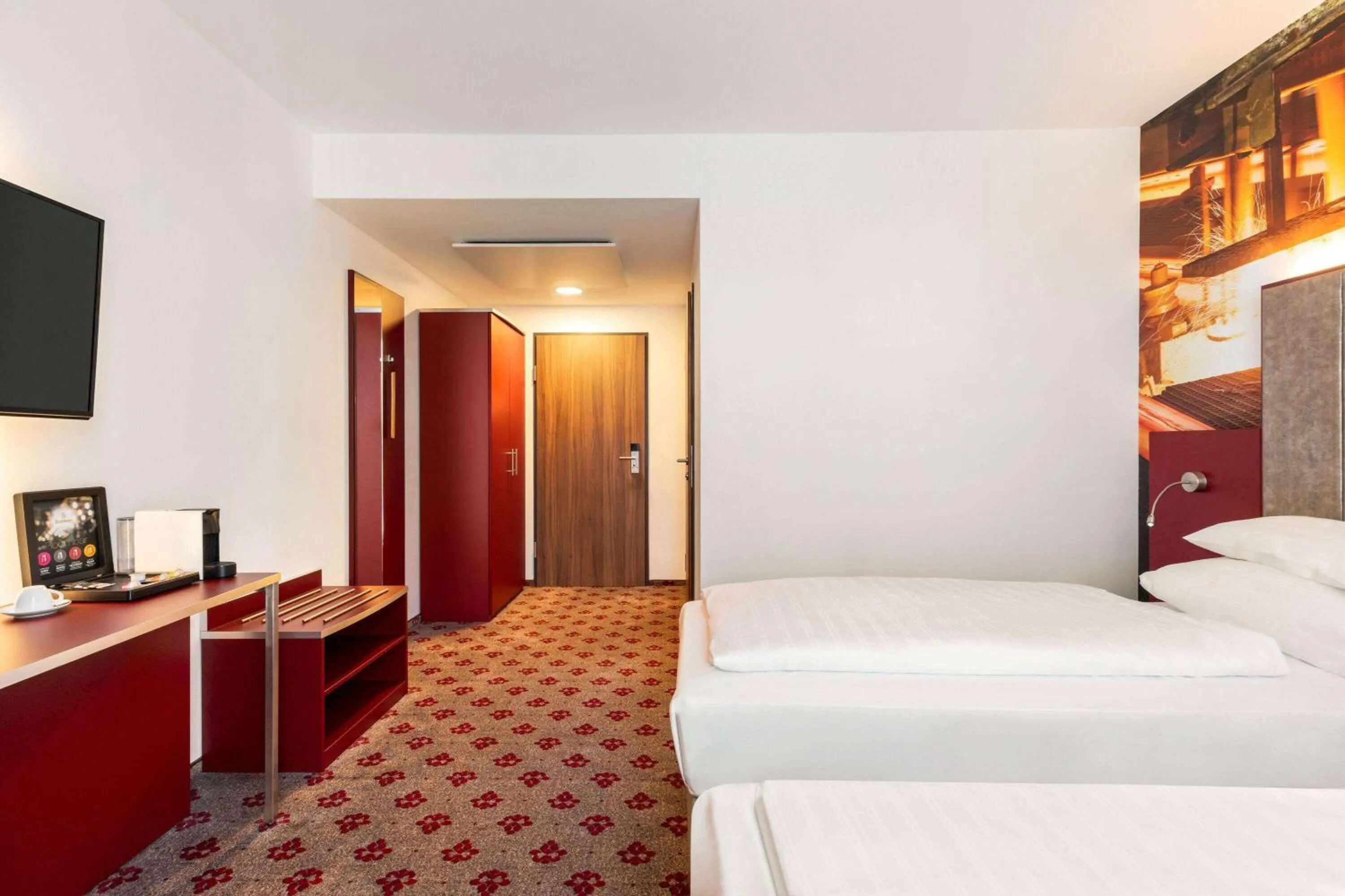 Photo of the whole room, Bed in Amedia Linz, Trademark Collection by Wyndham