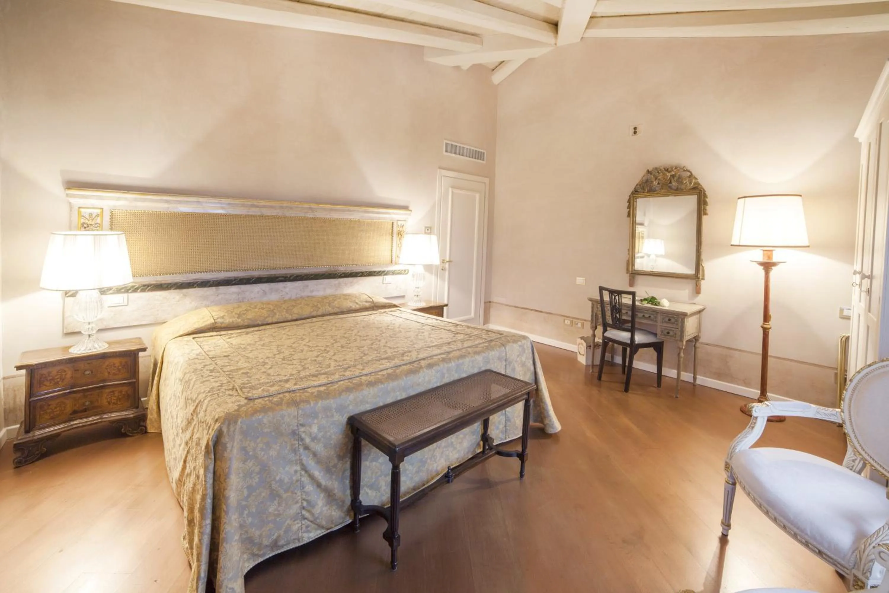 Spring, Bed in Relais Fra' Lorenzo