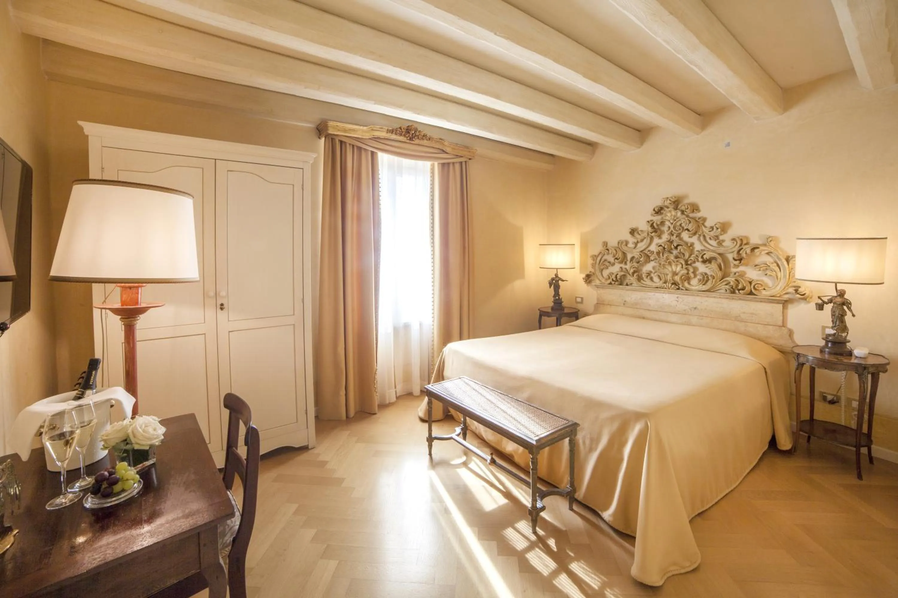 Spring, Bed in Relais Fra' Lorenzo