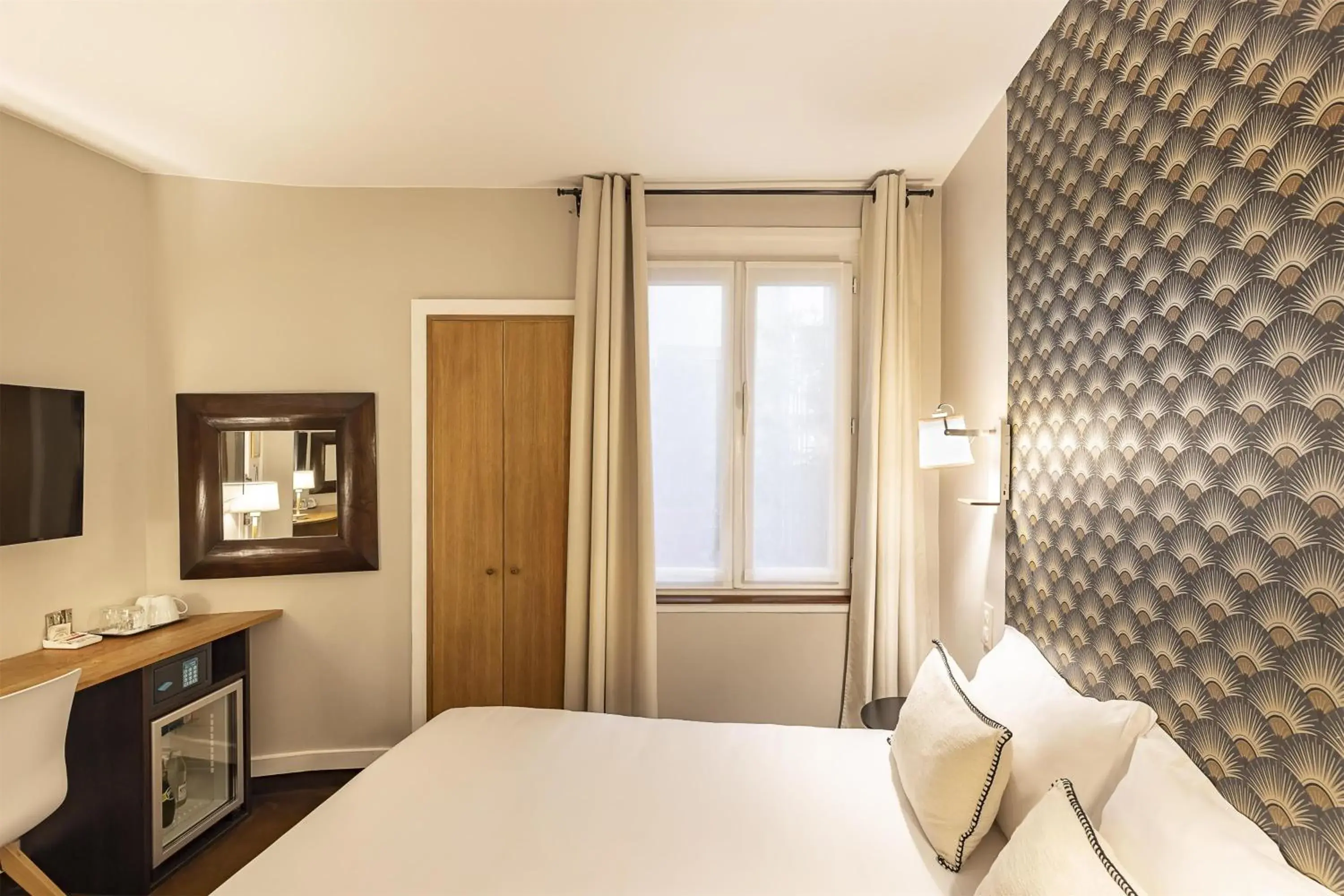 Bedroom, Bed in Best Western Aramis Saint Germain Bedroom, Bed in Best Western Aramis Saint Germain