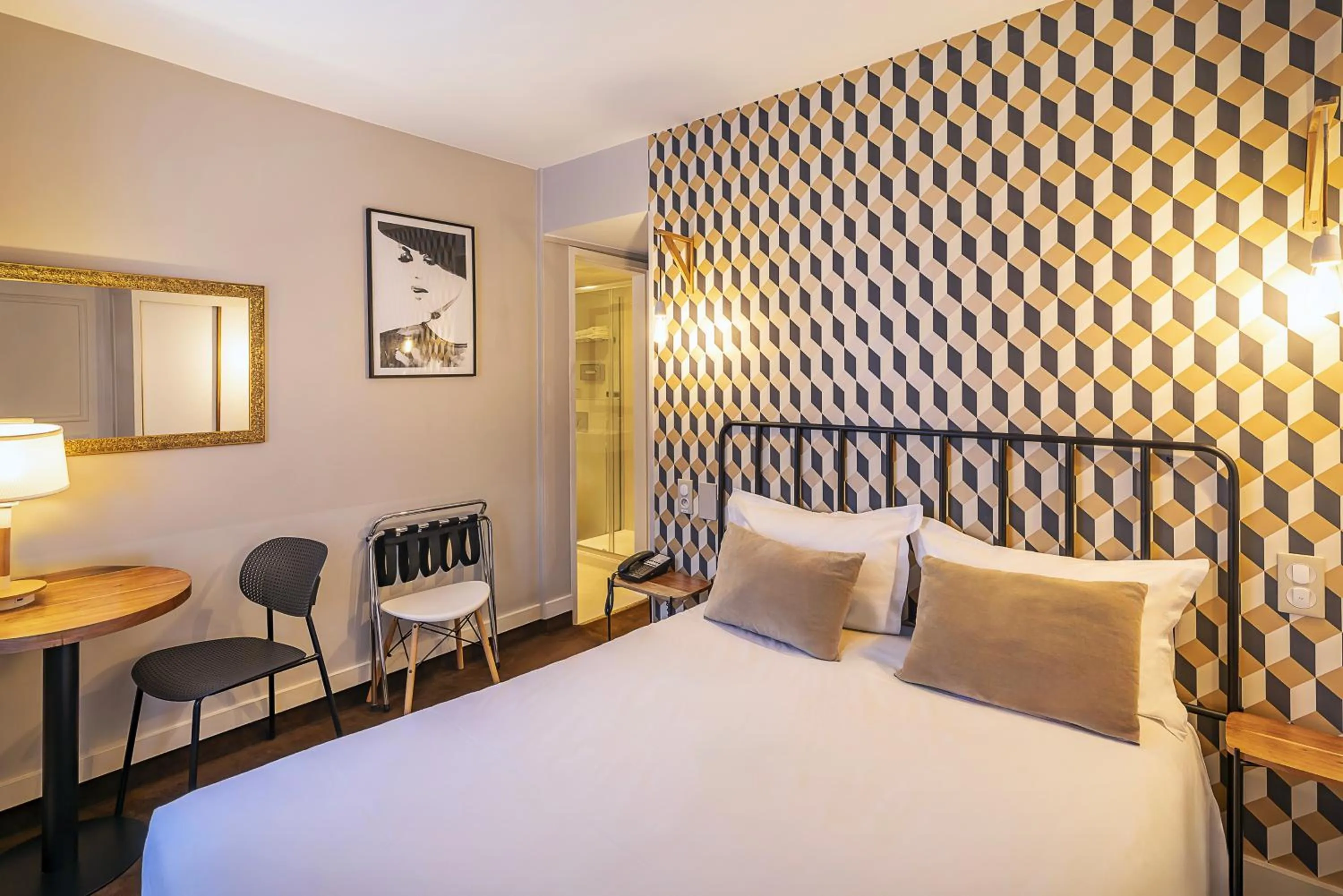 Nearby landmark, Bed in Best Western Aramis Saint Germain