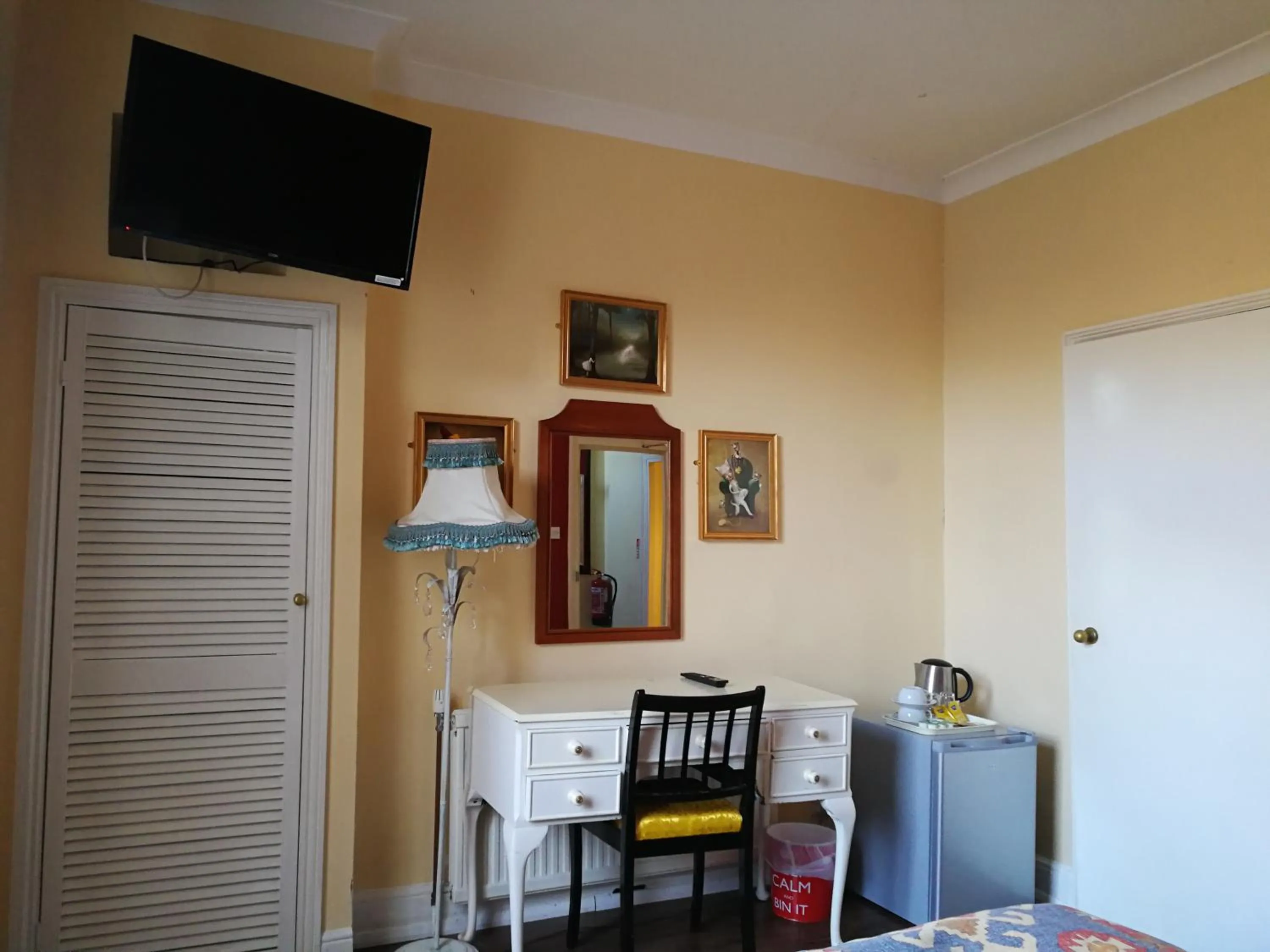 TV/Entertainment Center in Regency Hotel