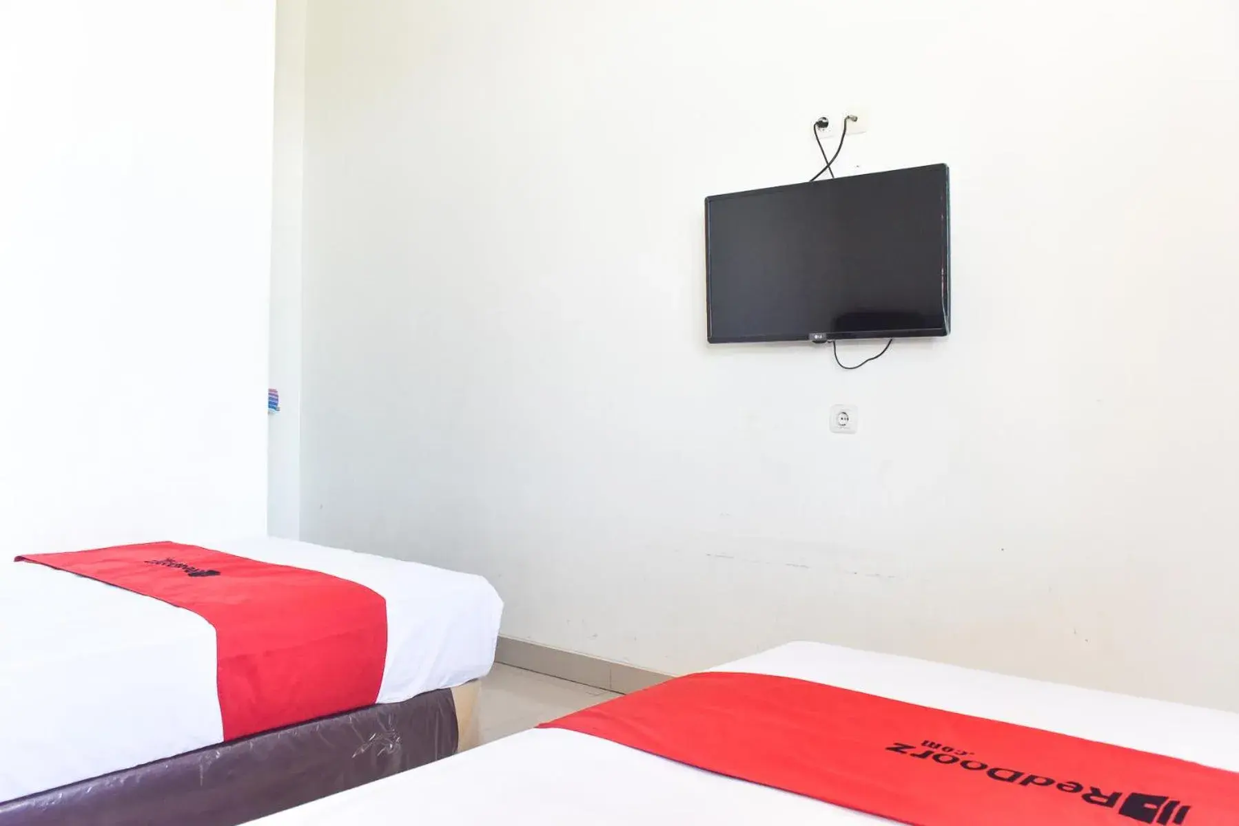 Bedroom, Bed in RedDoorz near Alun Alun Wonosobo Bedroom, Bed in RedDoorz near Alun Alun Wonosobo
