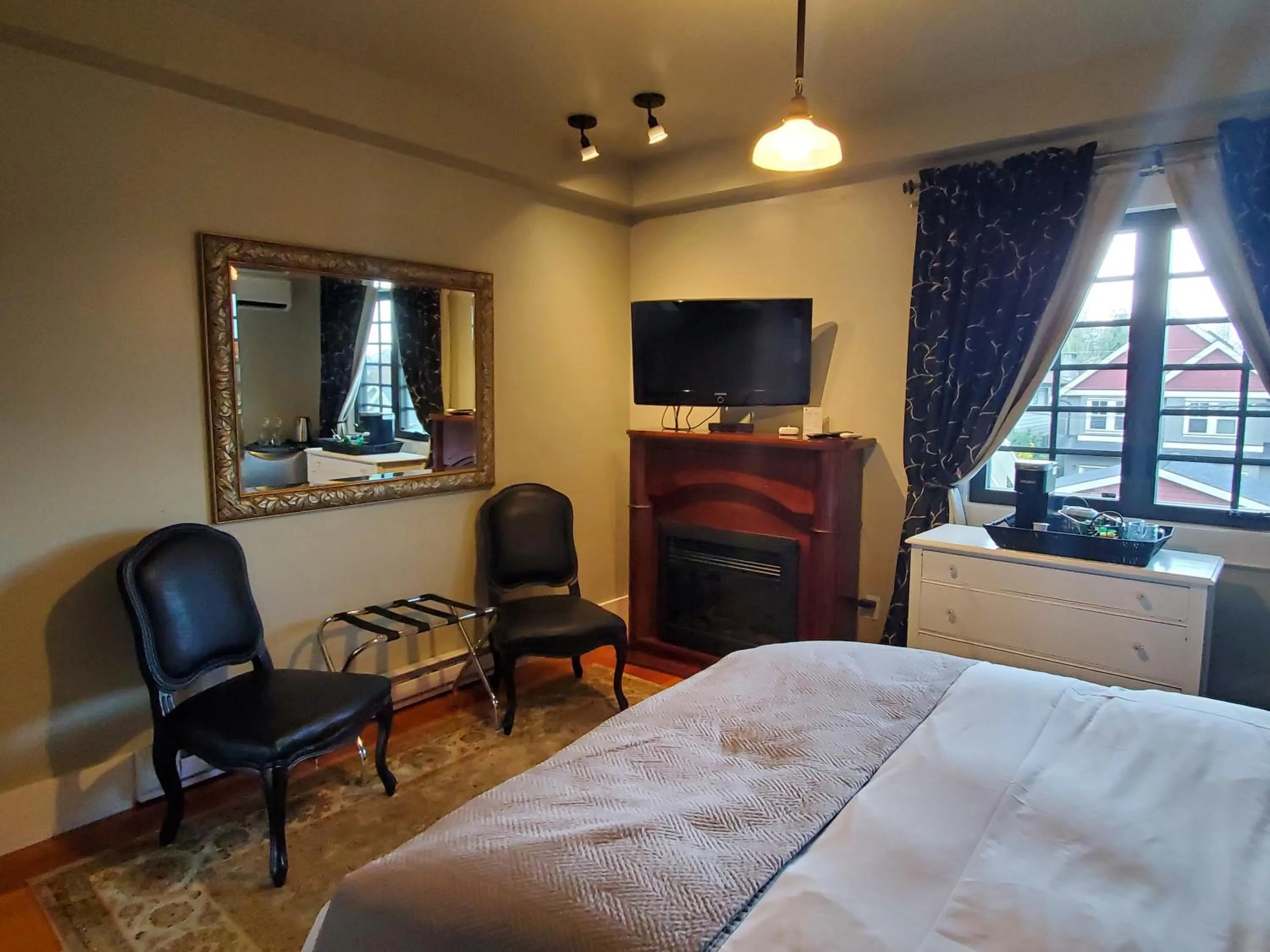 Seating area, Bed in The Ivy on Parker Guest House