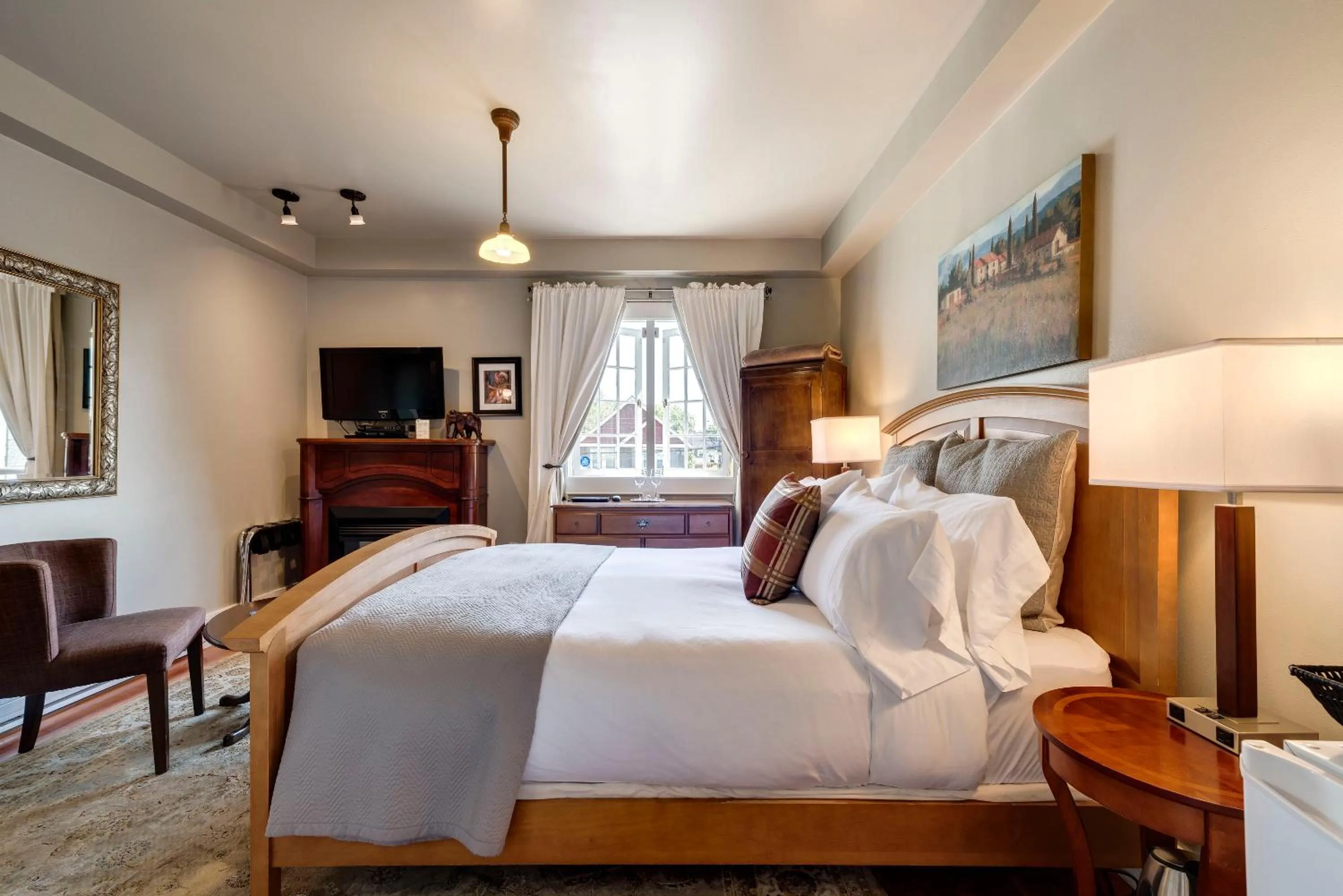 Photo of the whole room, Bed in The Ivy on Parker Guest House