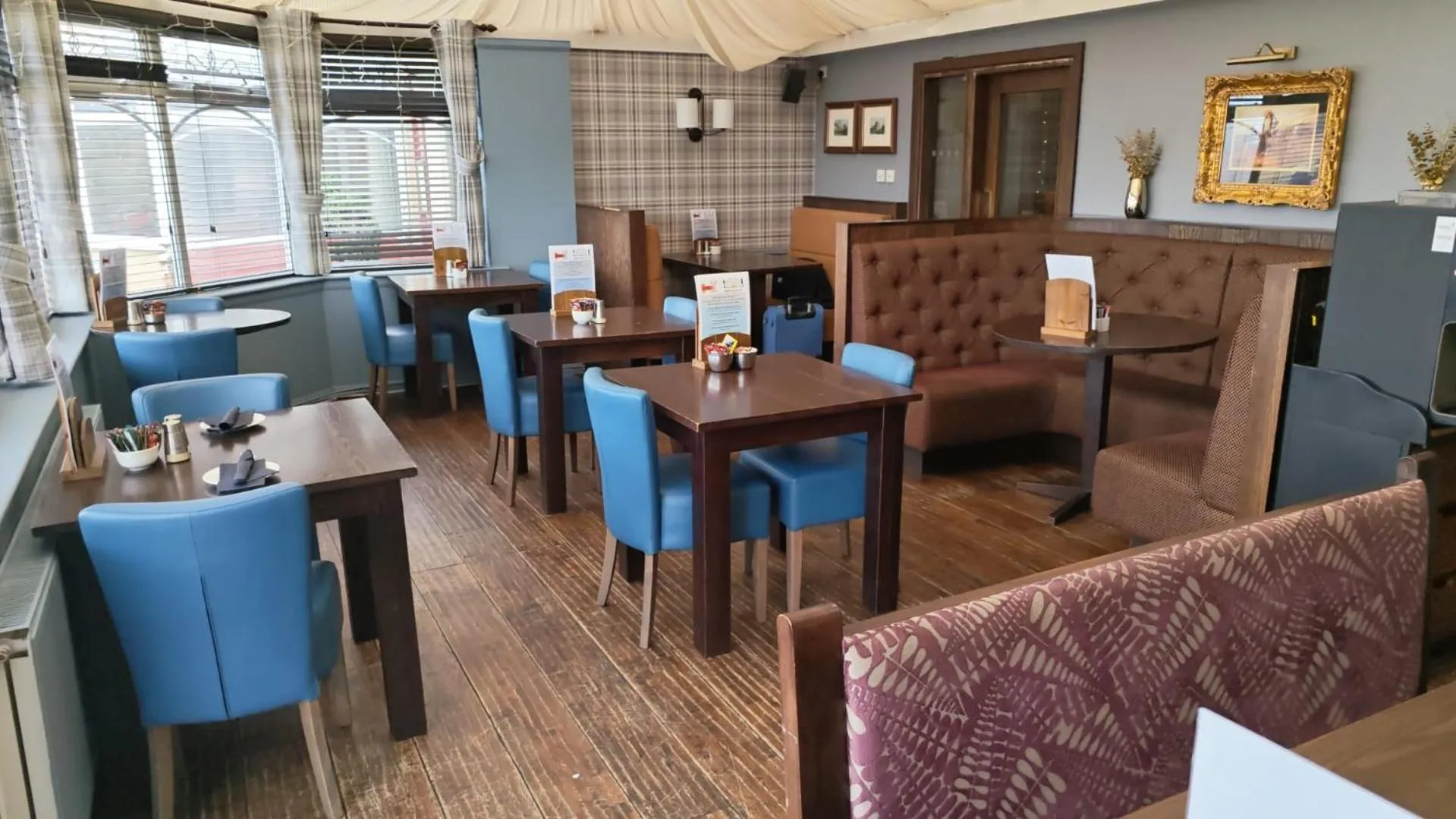 Restaurant/places to eat in Chieftain Hotel