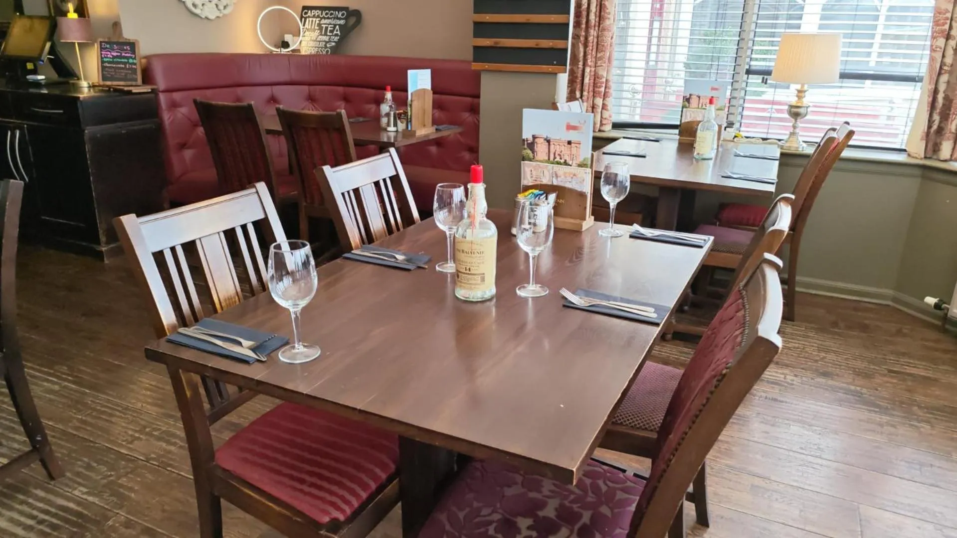 Restaurant/places to eat in Chieftain Hotel