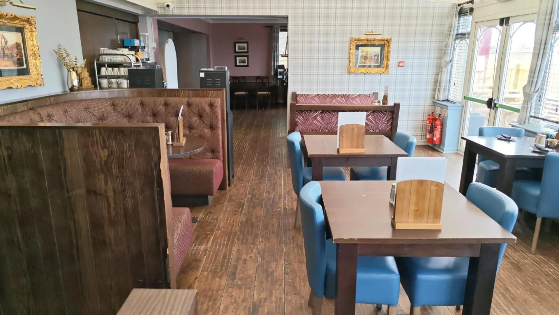 Restaurant/places to eat in Chieftain Hotel