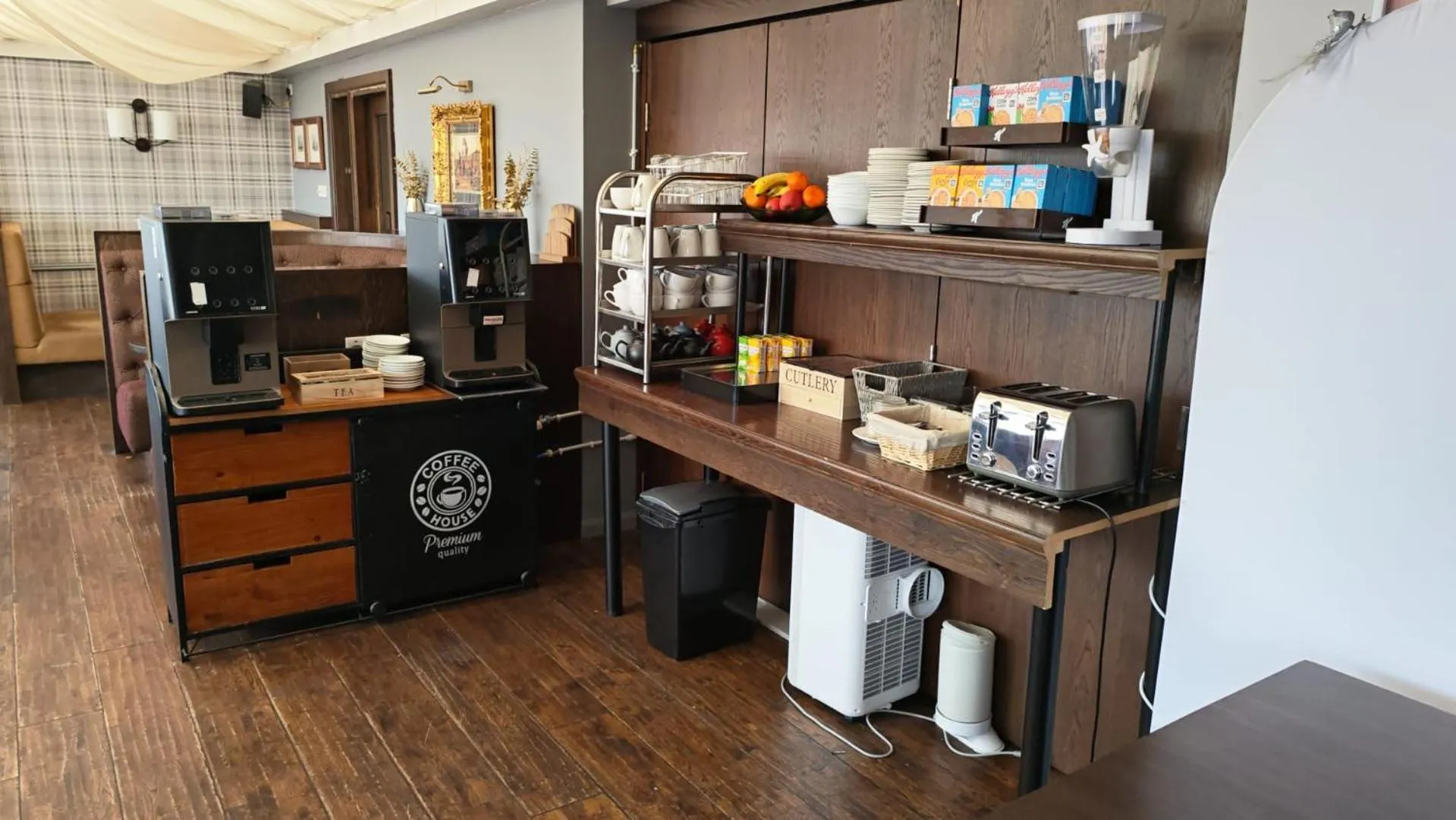 Restaurant/places to eat in Chieftain Hotel