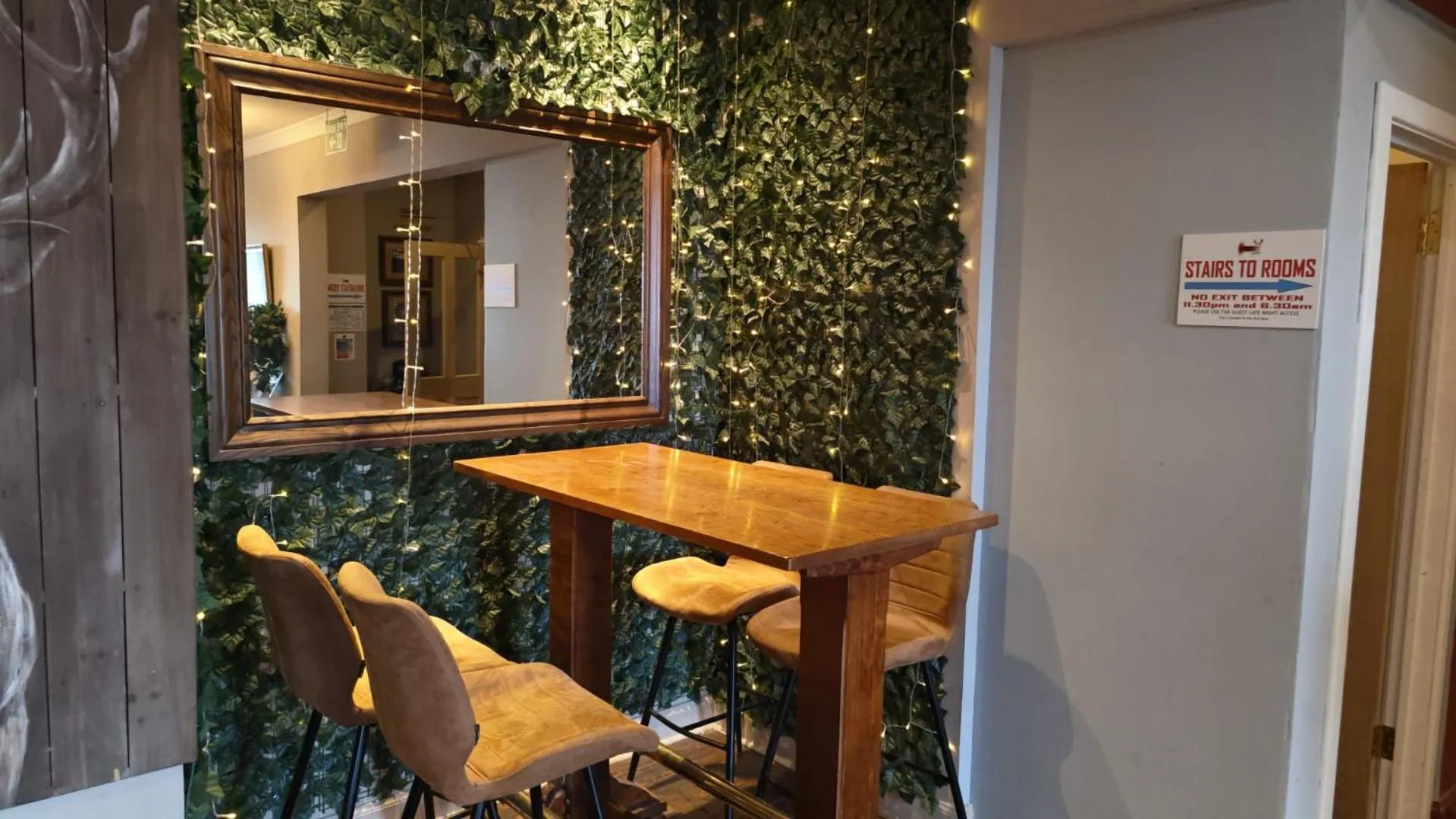 Restaurant/places to eat in Chieftain Hotel