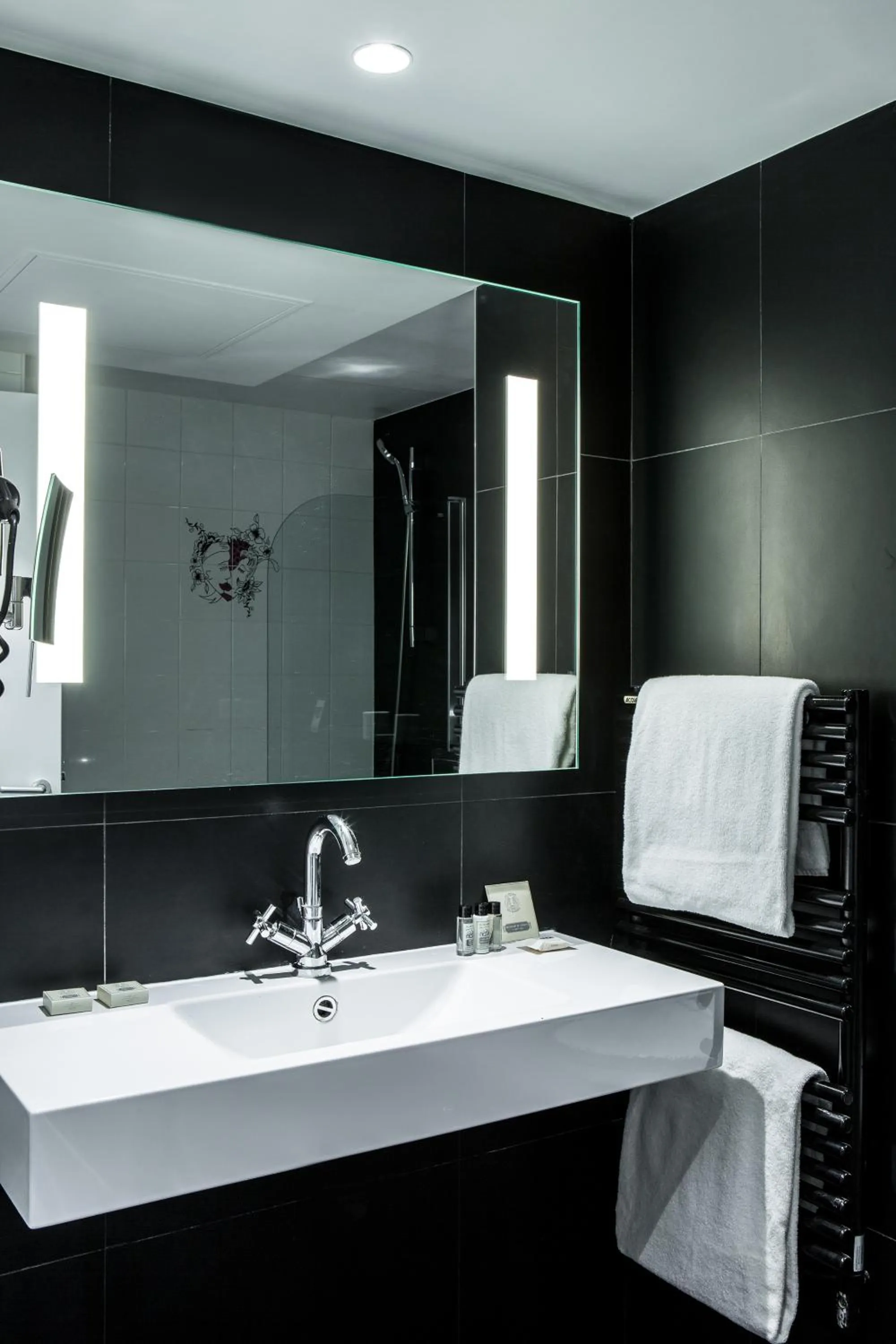 Bathroom in Le Général Hôtel