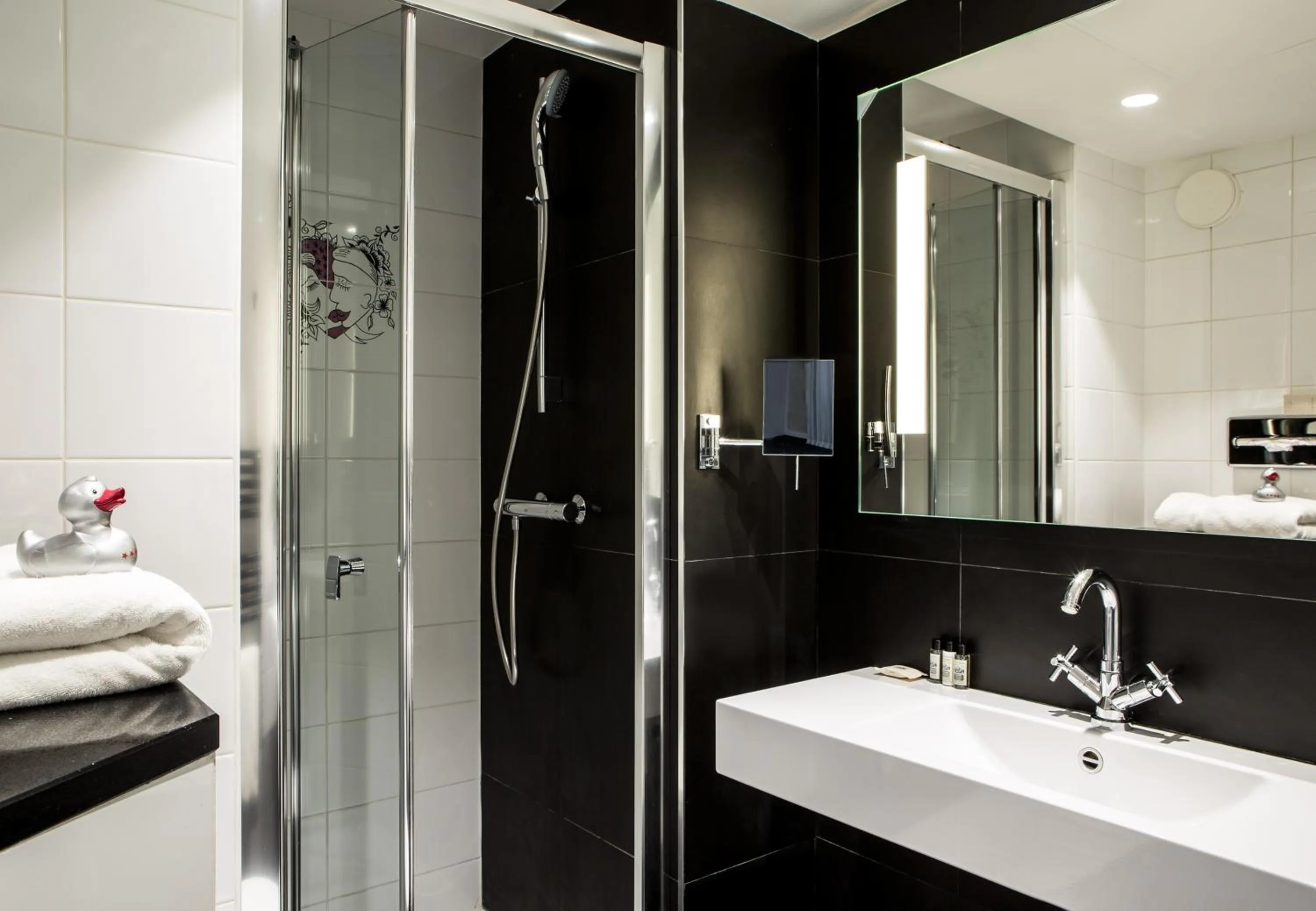 Bathroom, Bed in Le Général Hôtel