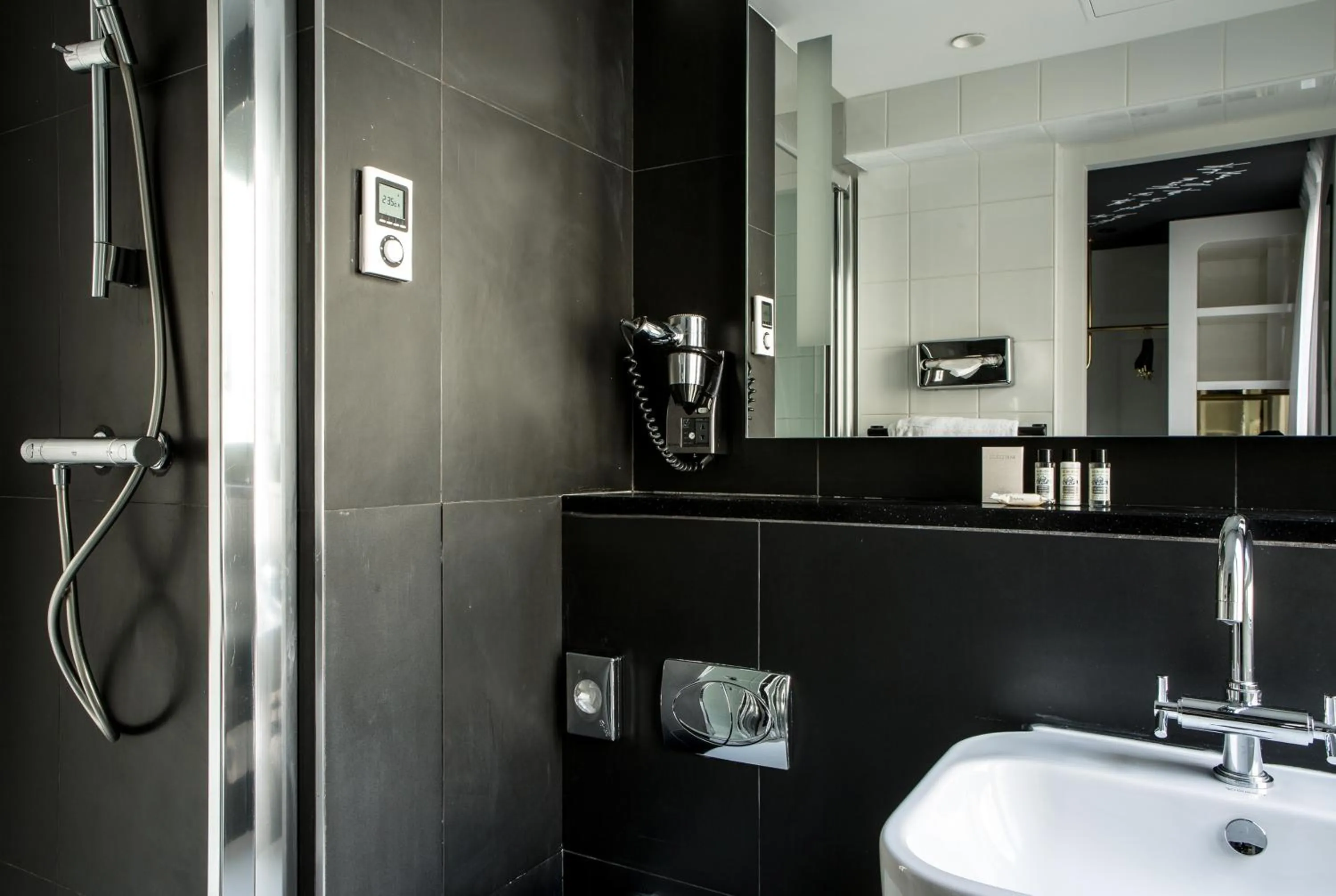 Bathroom in Le Général Hôtel