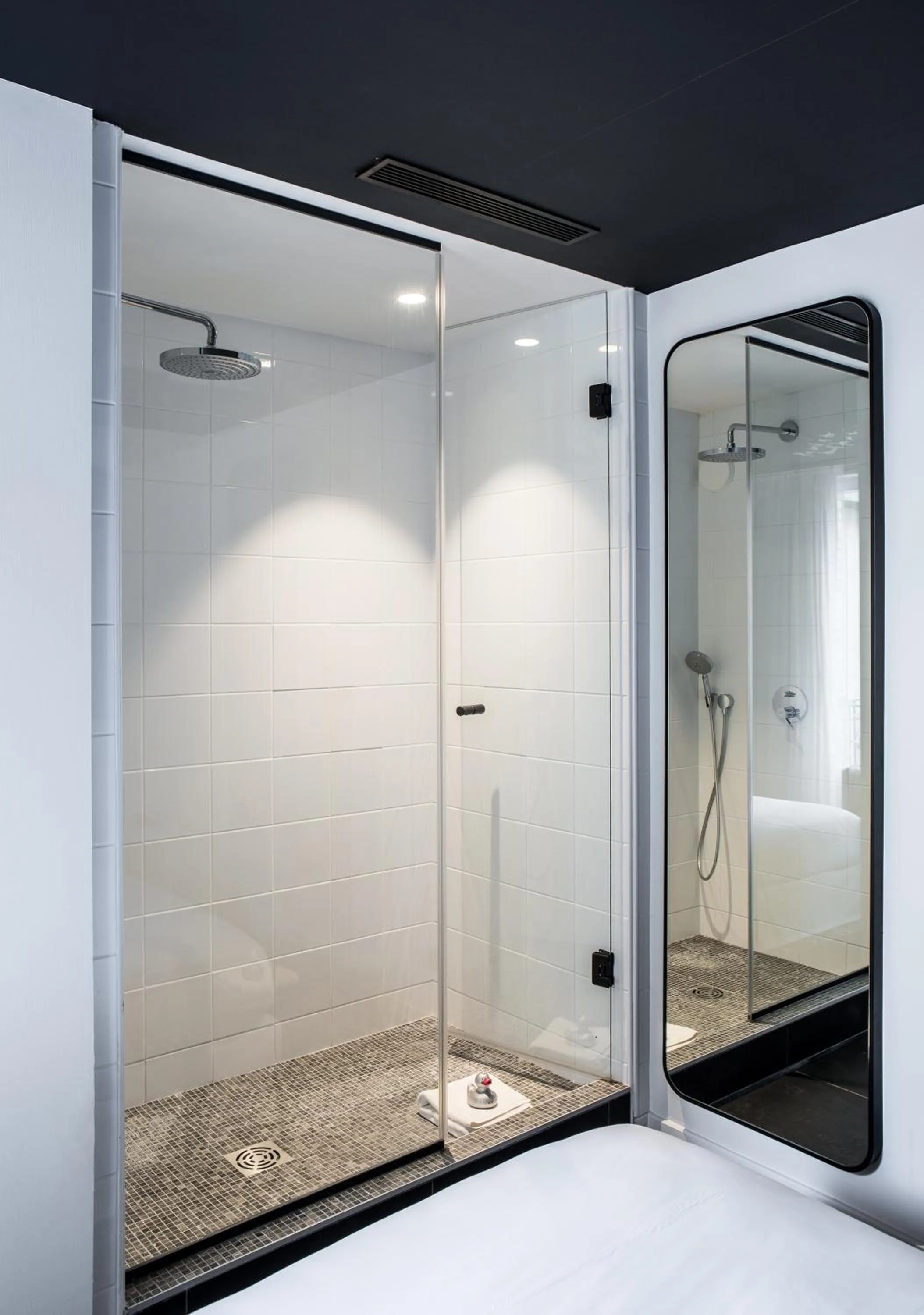 Shower in Le Général Hôtel