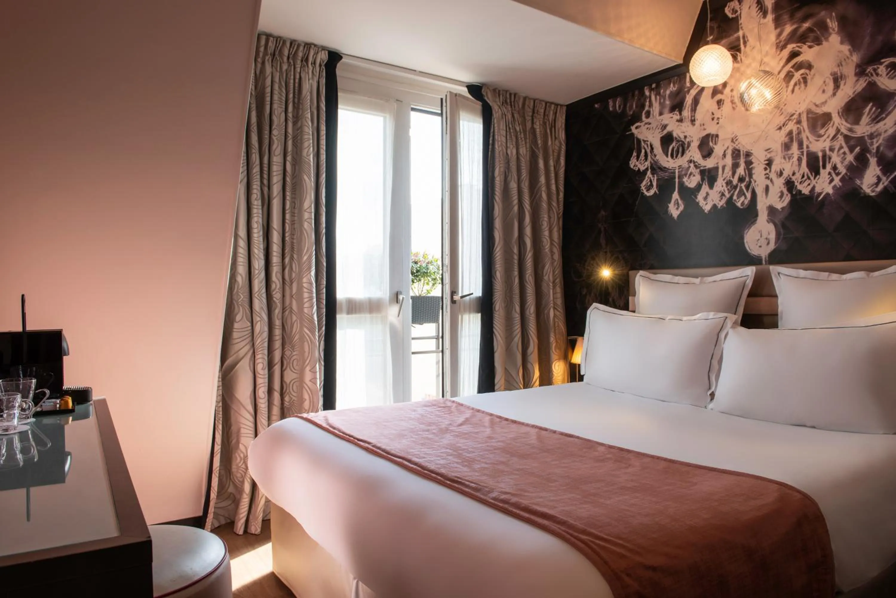 Bedroom, Bed in Hotel Yllen Eiffel