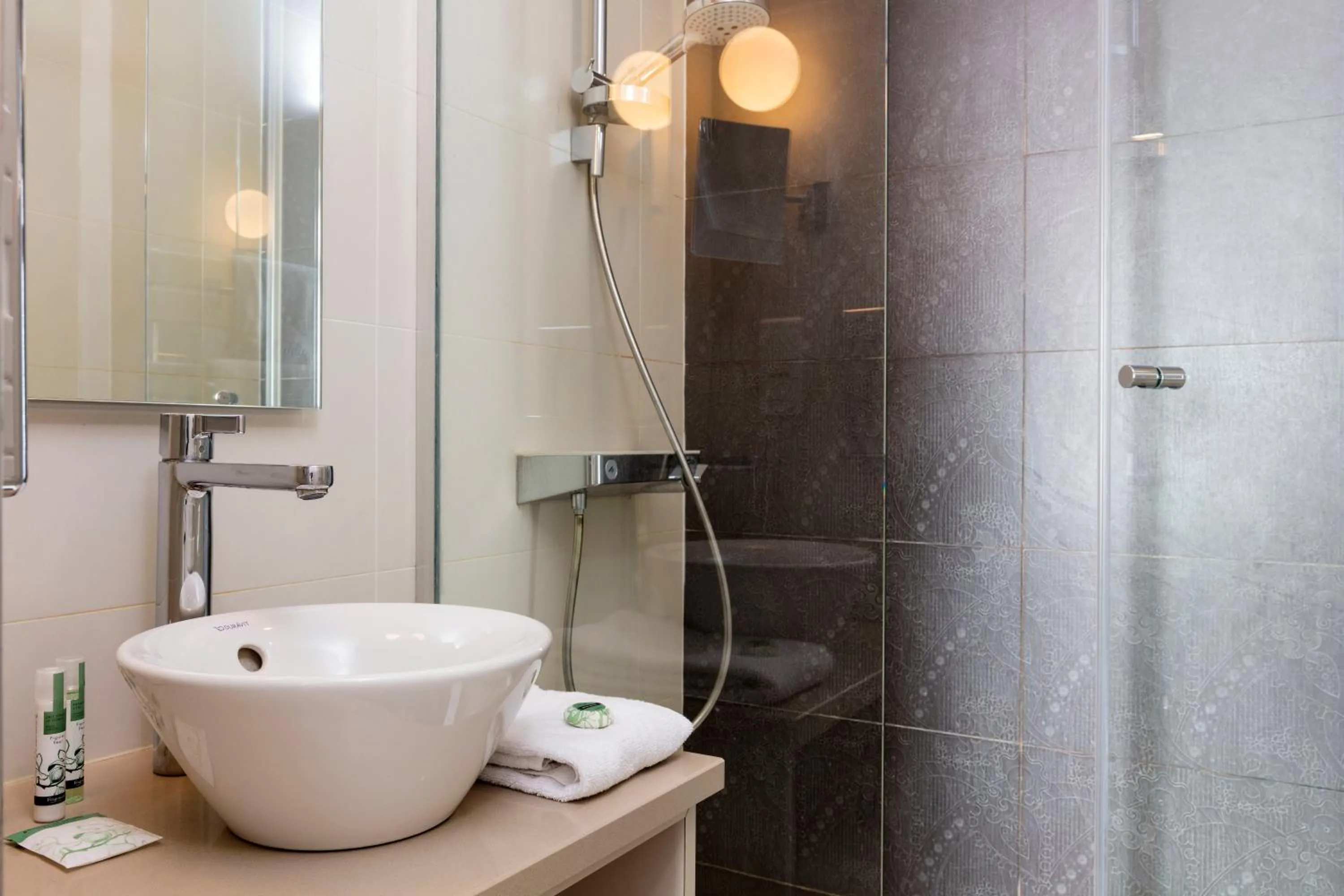 Shower in Hotel Yllen Eiffel