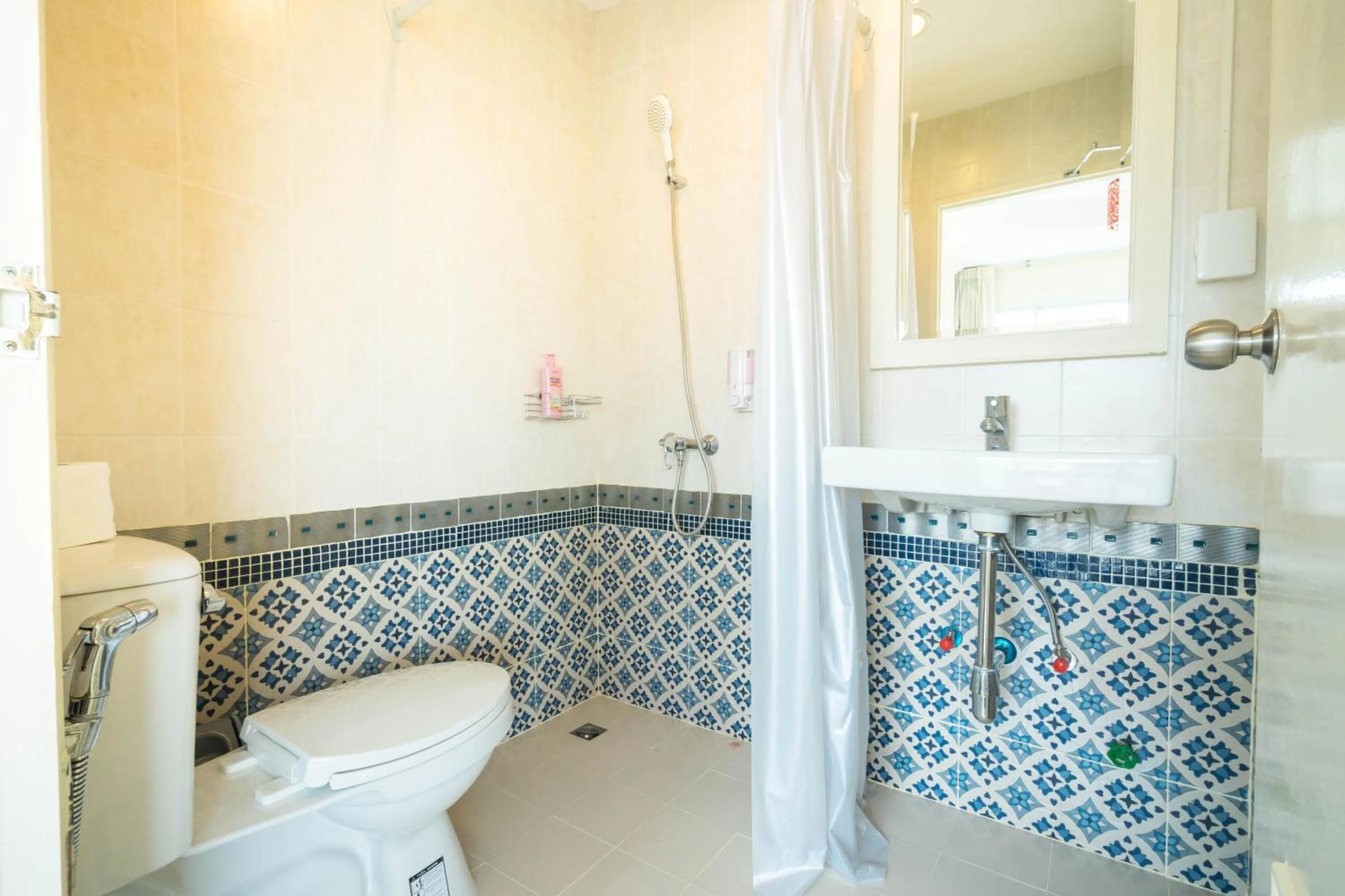 Shower in Baan Anodat