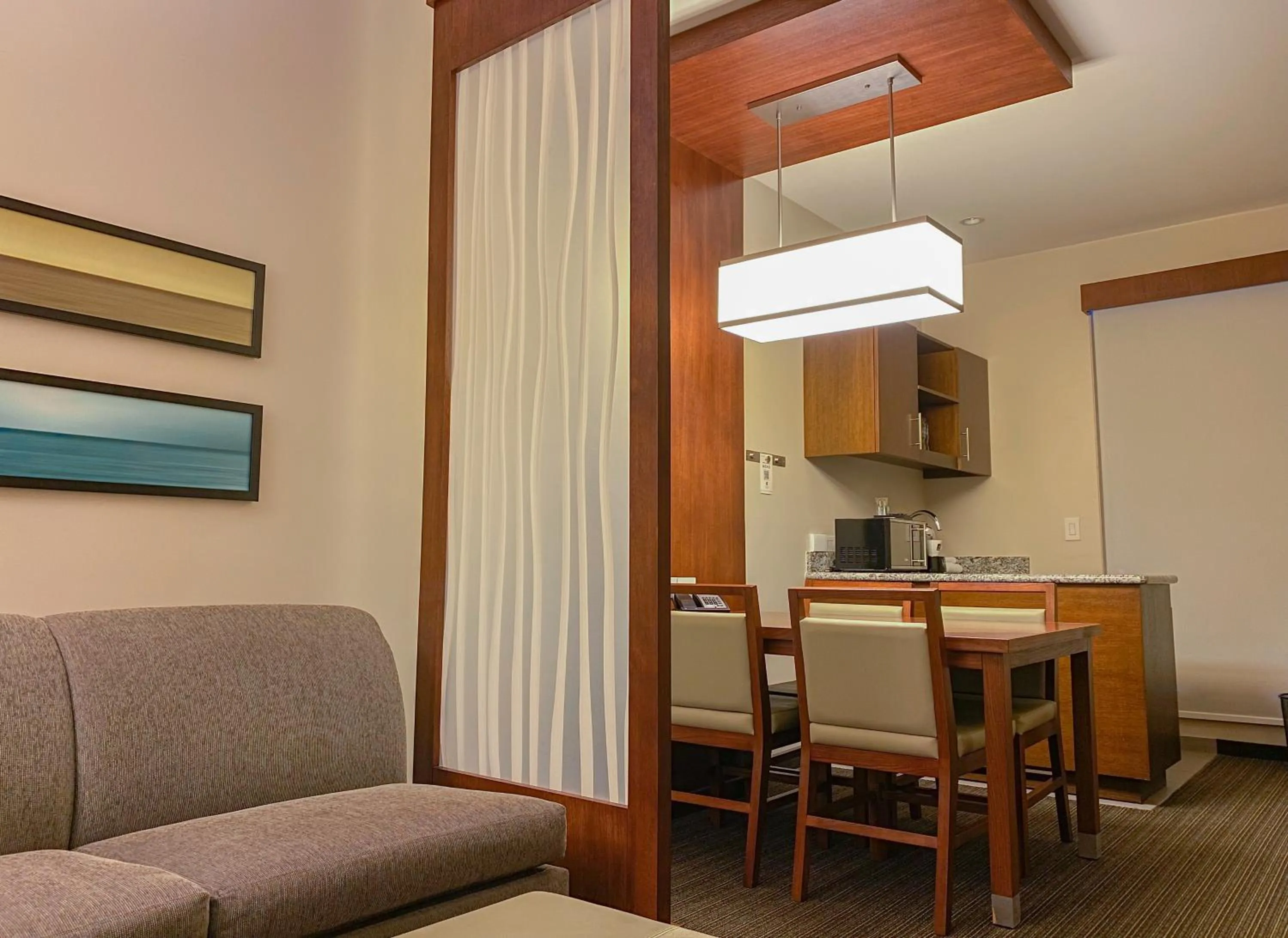 Dining area in Hyatt Place San Jose Pinares
