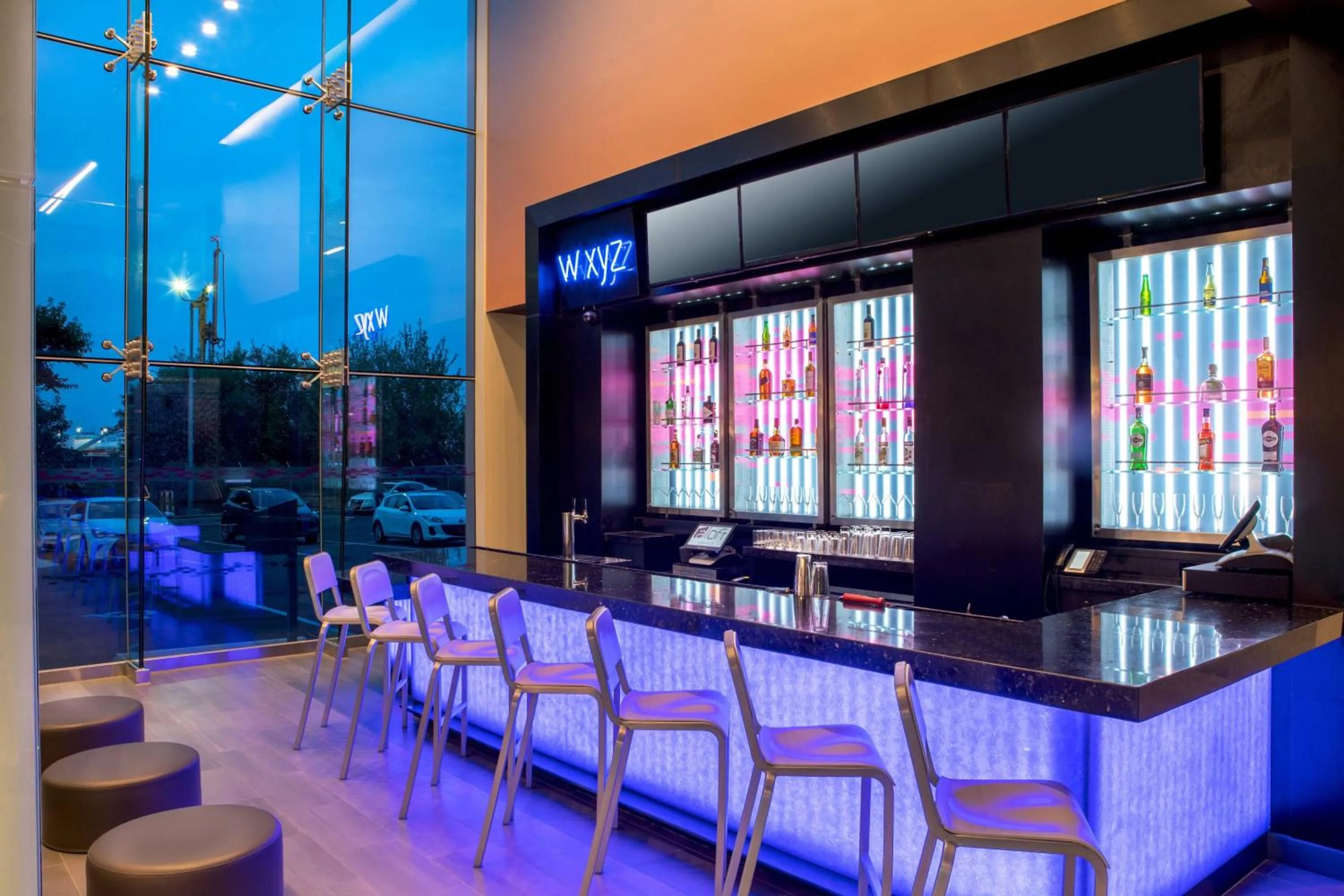 Lounge or bar in Aloft New York LaGuardia Airport