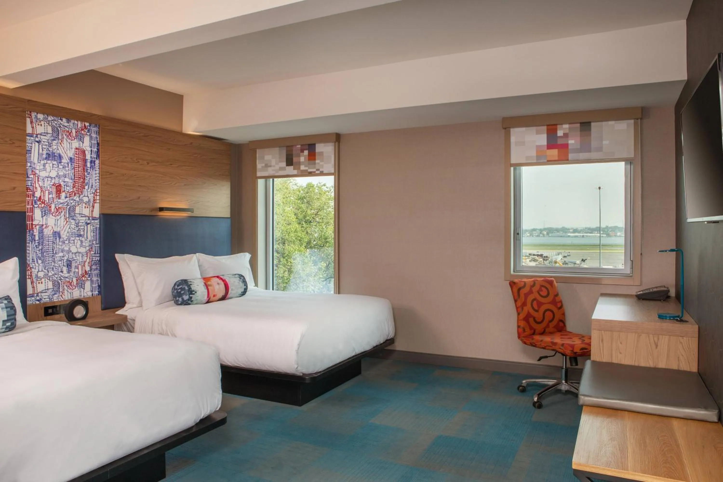 Photo of the whole room, Bed in Aloft New York LaGuardia Airport