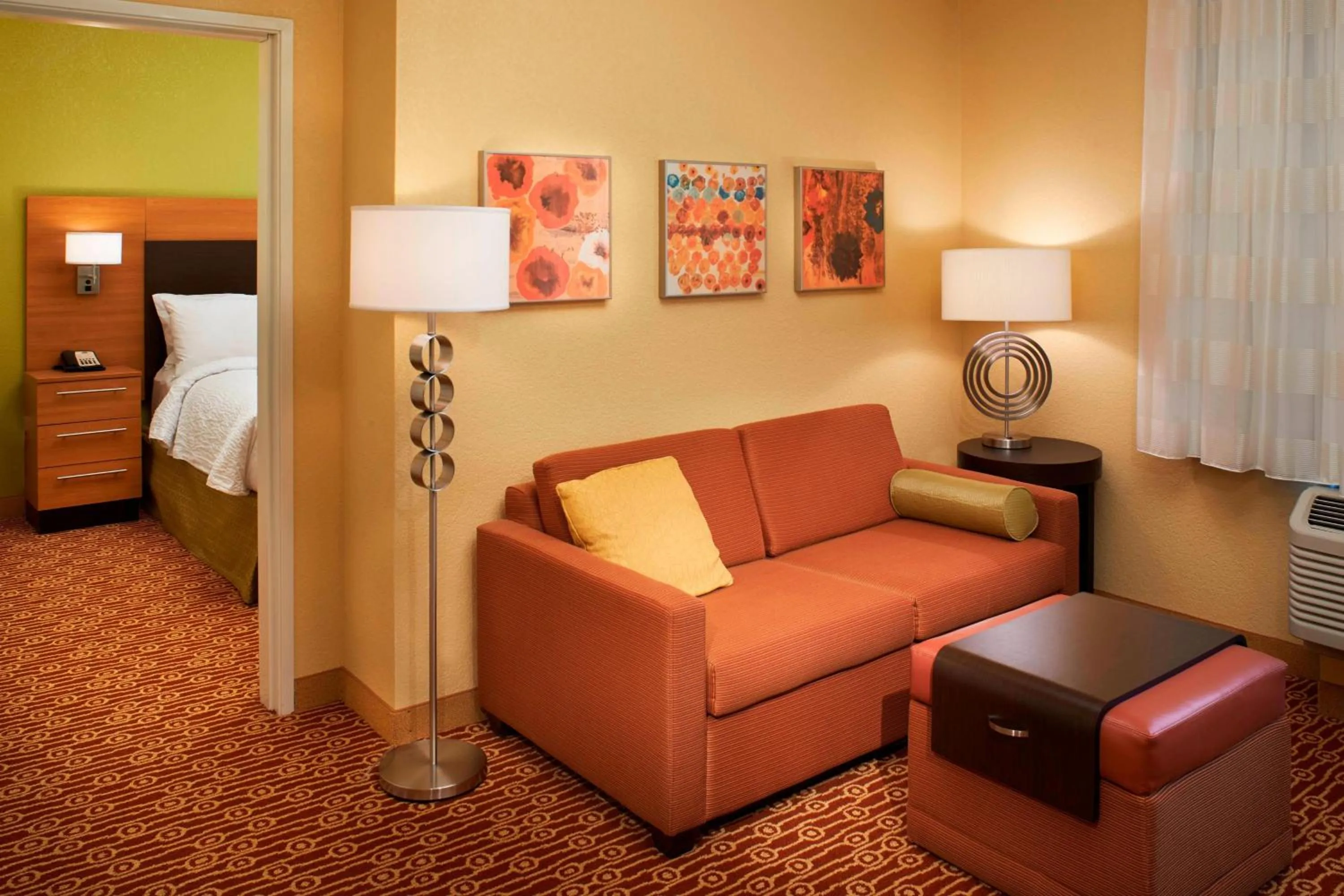 Living room, Bed in TownePlace Suites by Marriott Saginaw