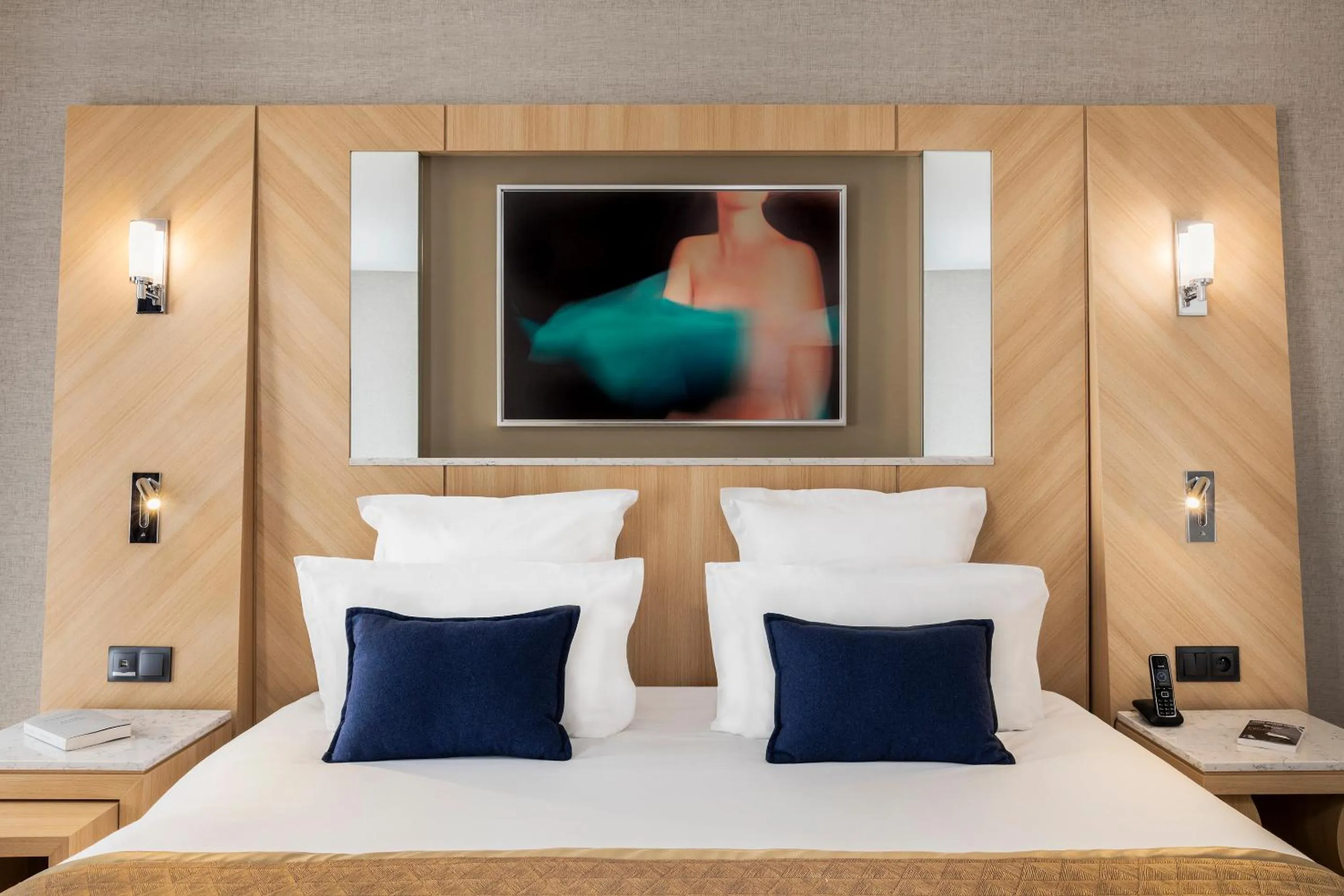 Bed in Hotel Louvre Saint-Honoré