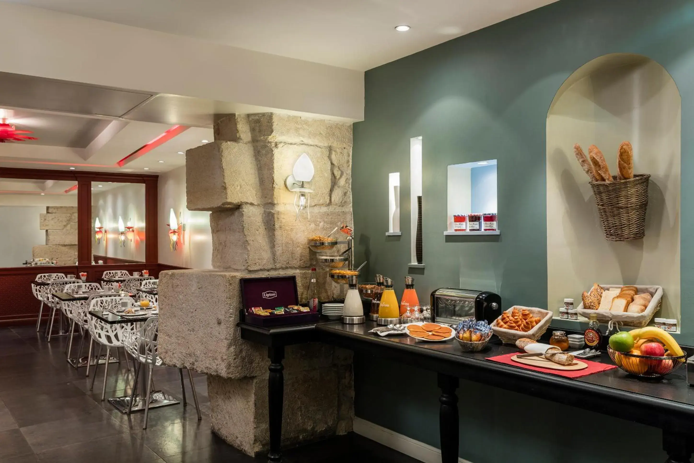 Lounge or bar in Hotel Louvre Saint-Honoré Lounge or bar in Hotel Louvre Saint-Honoré