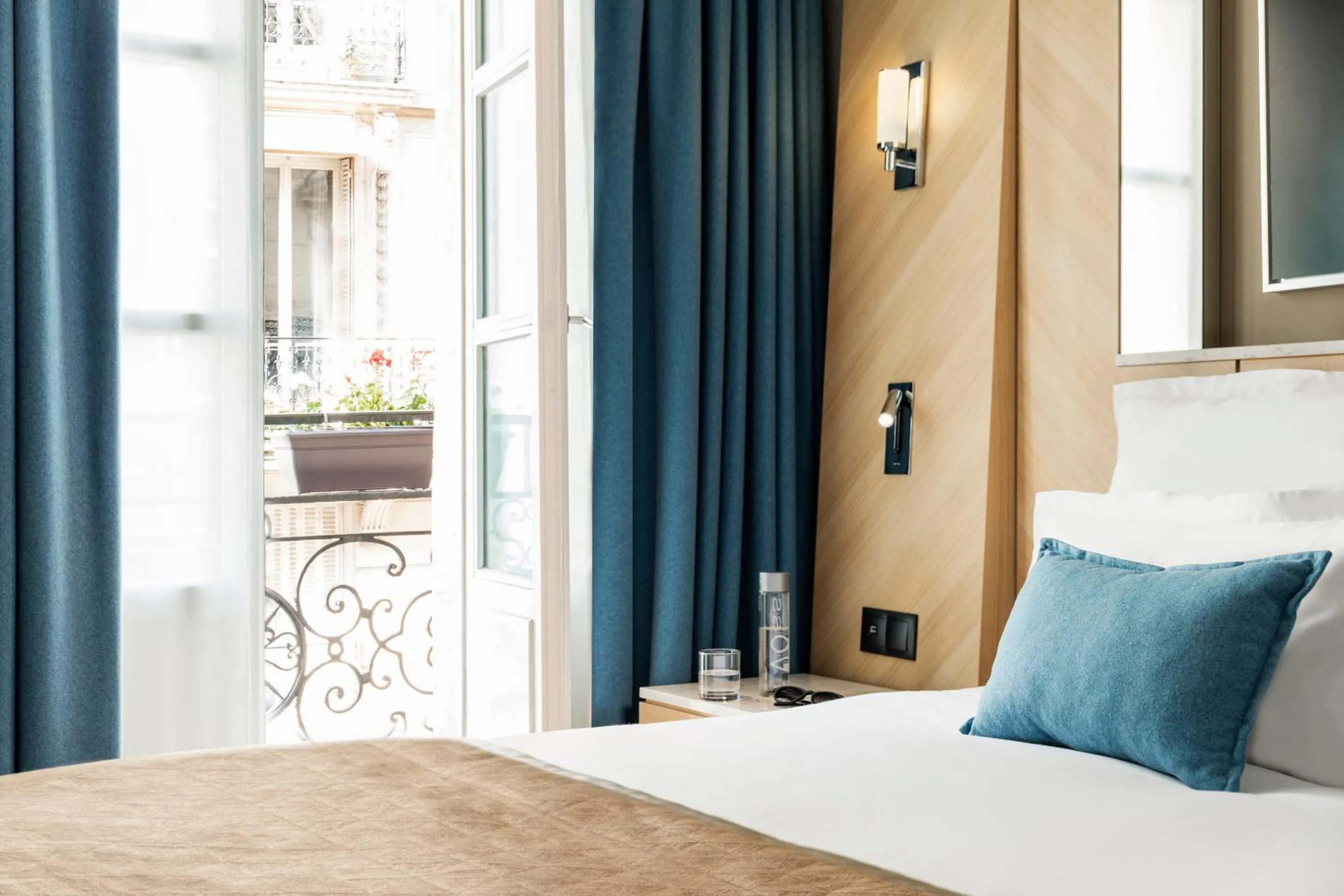 Day, Bed in Hotel Louvre Saint-Honoré