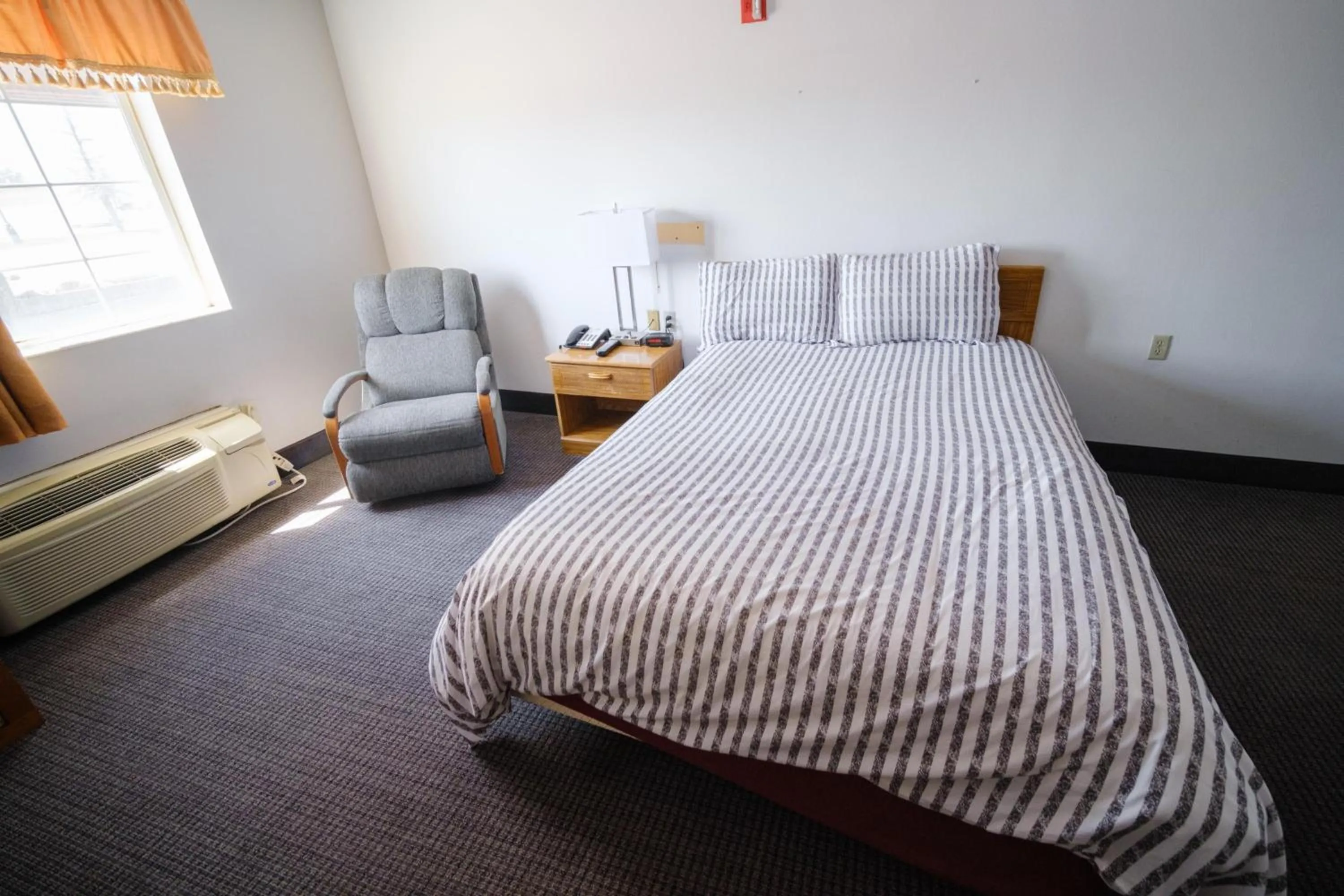 Bedroom, Bed in Westwood Inn & Suites Kimball I 90