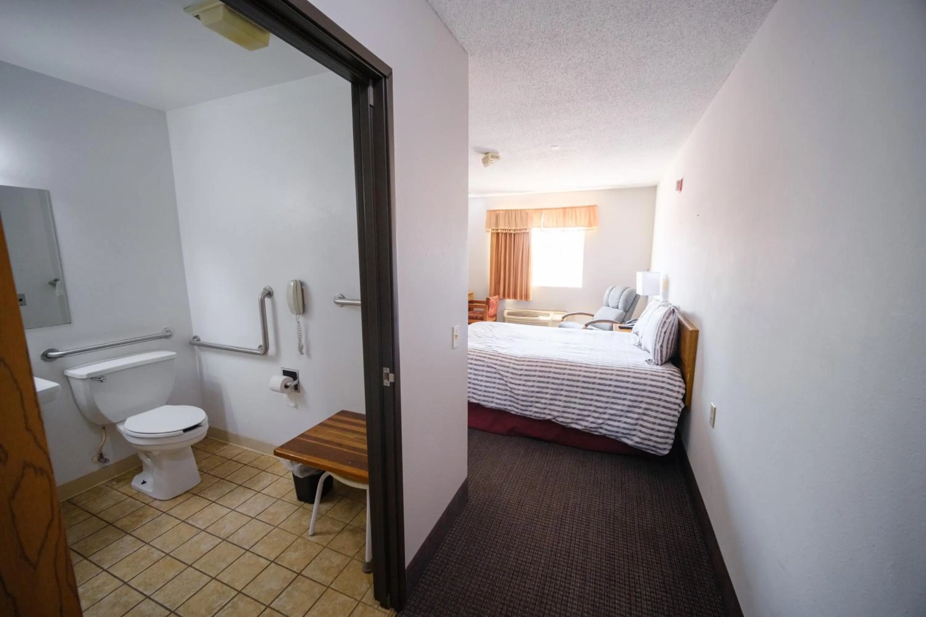 Bedroom, Bed in Westwood Inn & Suites Kimball I 90
