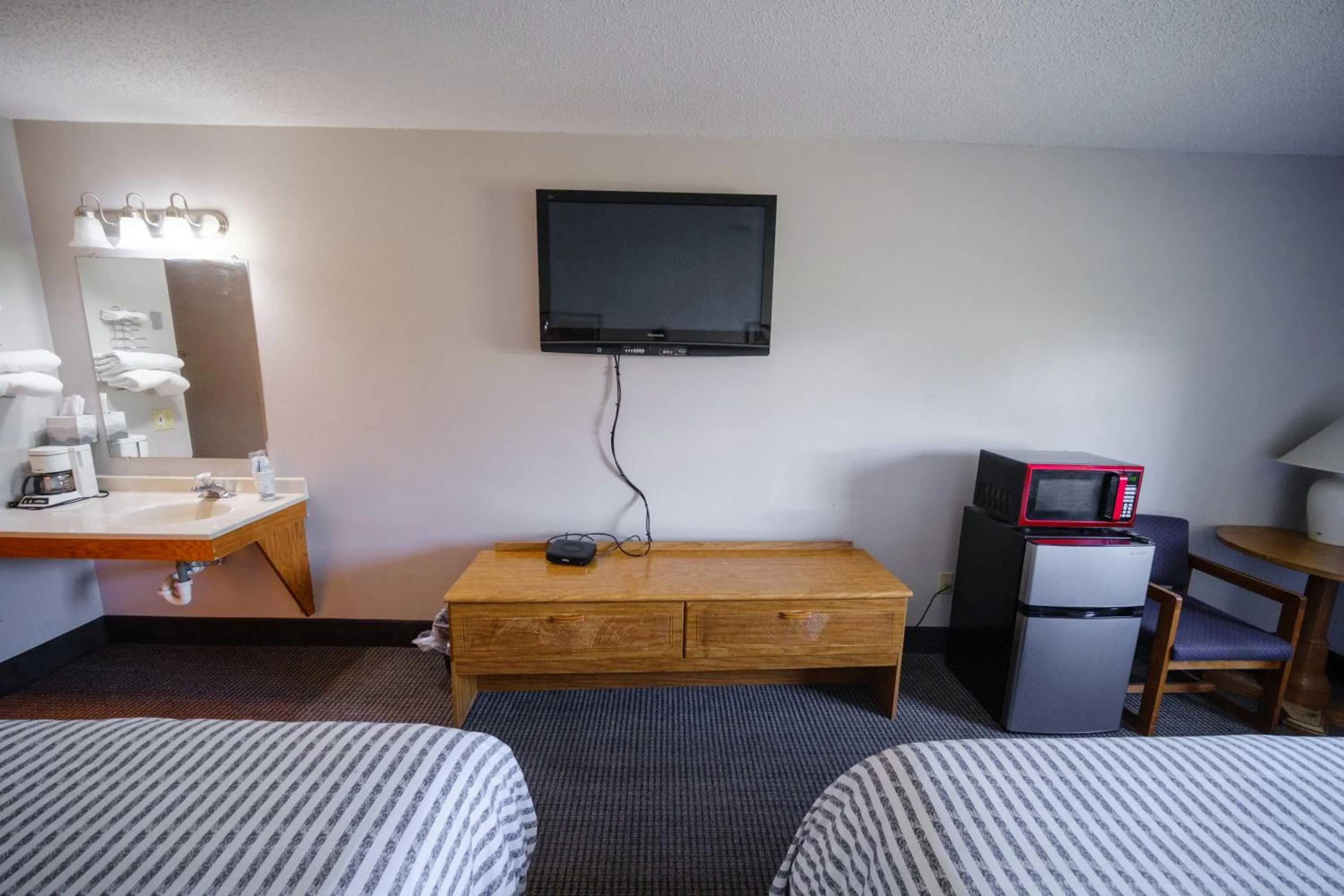 Bedroom, Bed in Westwood Inn & Suites Kimball I 90