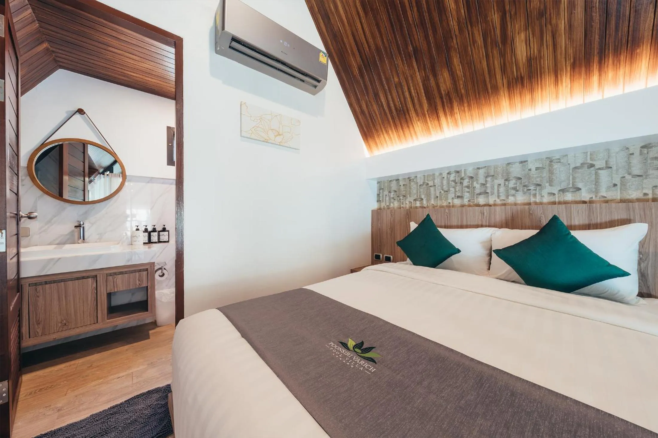 Bed in Poonsiri Varich Pool Villa Aonang