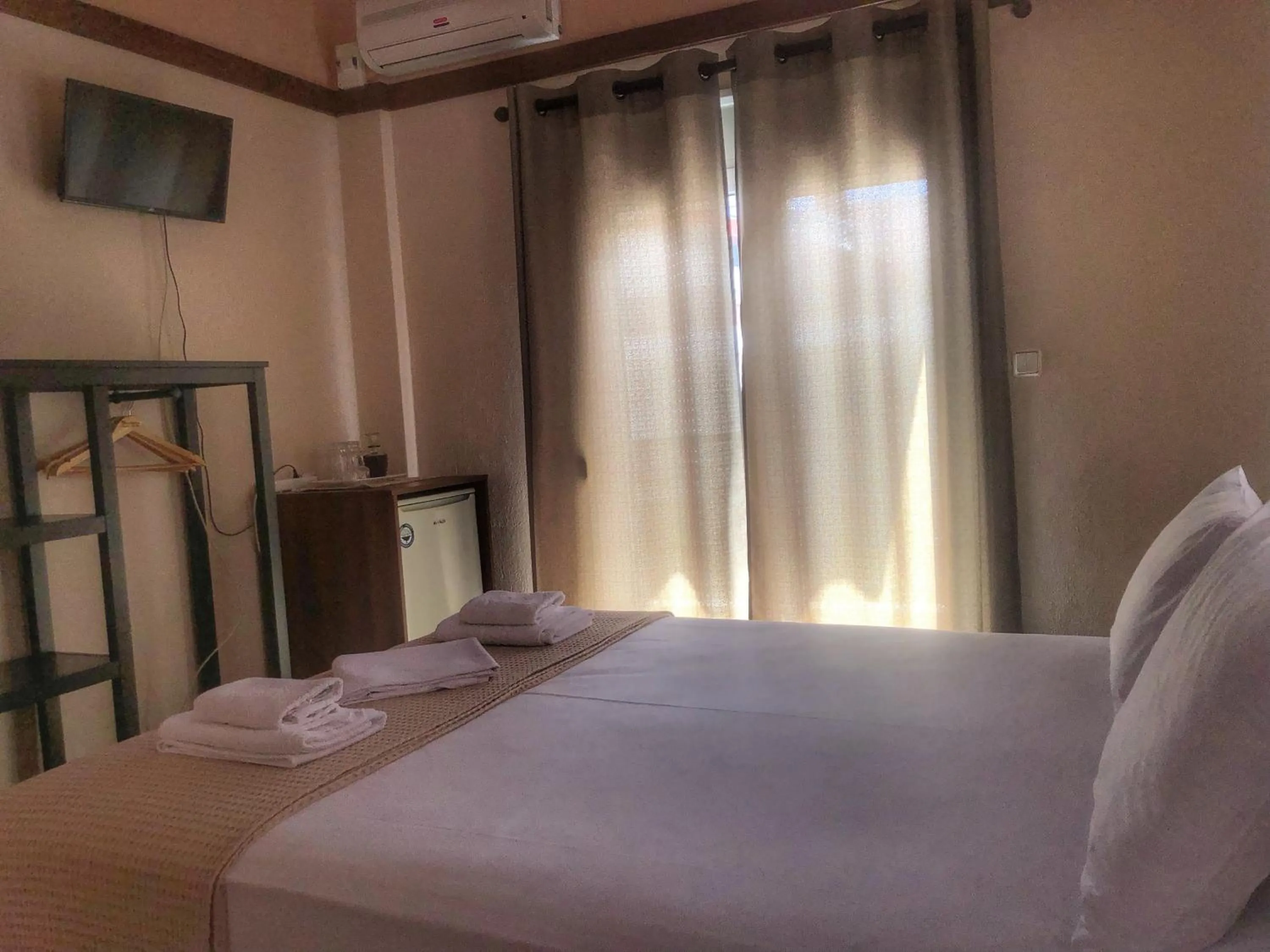Bedroom, Bed in Guesthouse Monopati - Ξενώνας Μονοπάτι